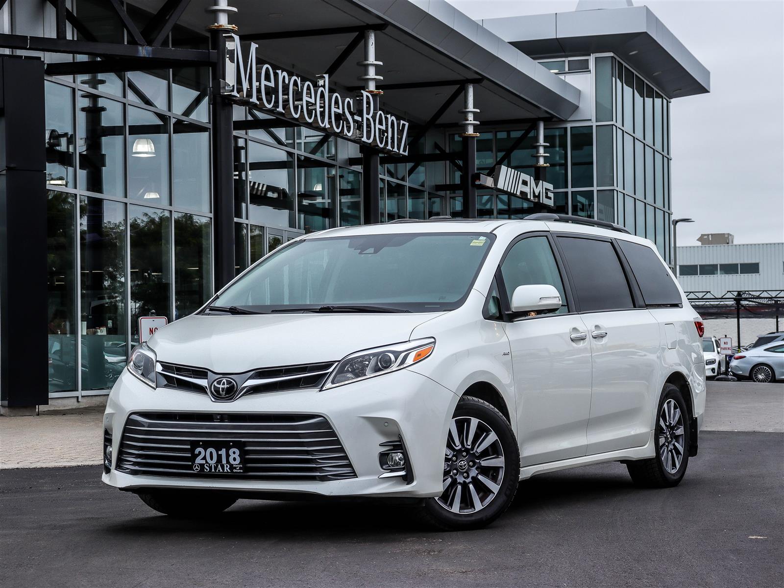 2018 Toyota Sienna XLE - Main View