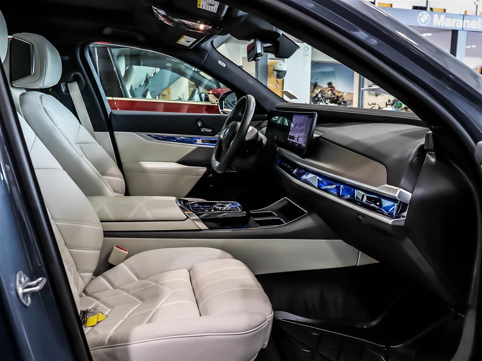 2023 BMW i7 xDrive60 Sedan - Thumbnail 12