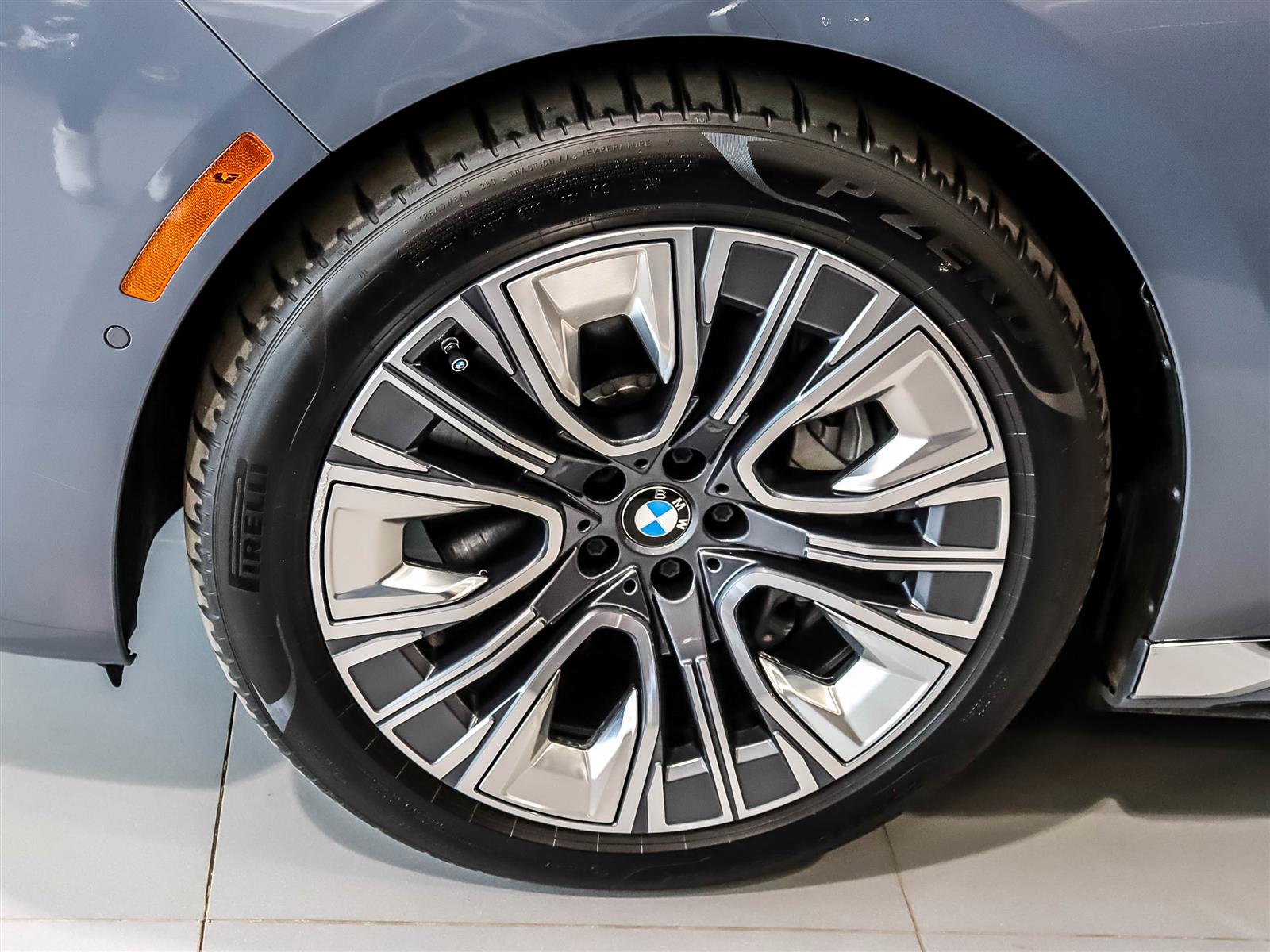 2023 BMW i7 xDrive60 Sedan - Thumbnail 24