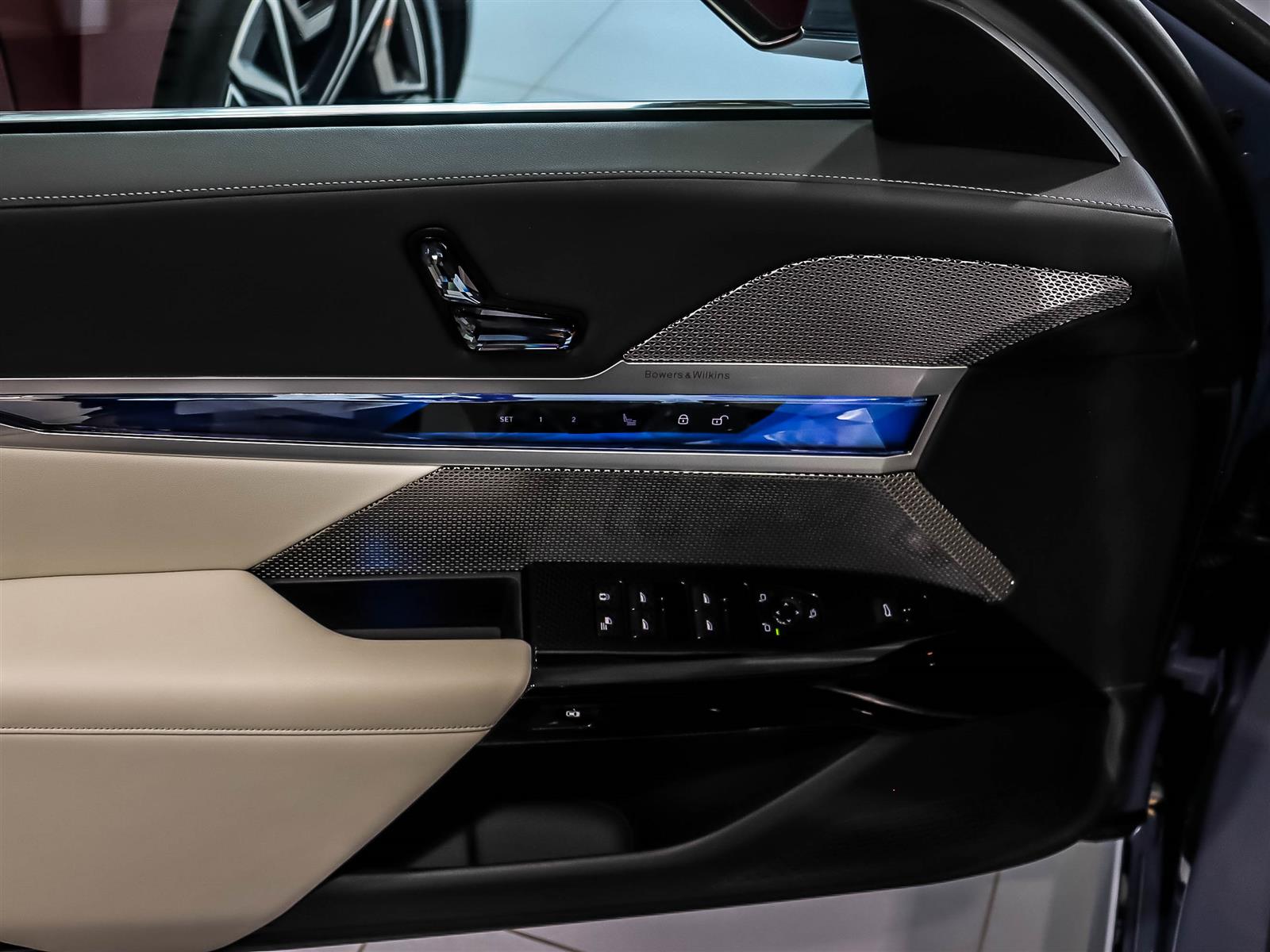 2023 BMW i7 xDrive60 Sedan - Thumbnail 3
