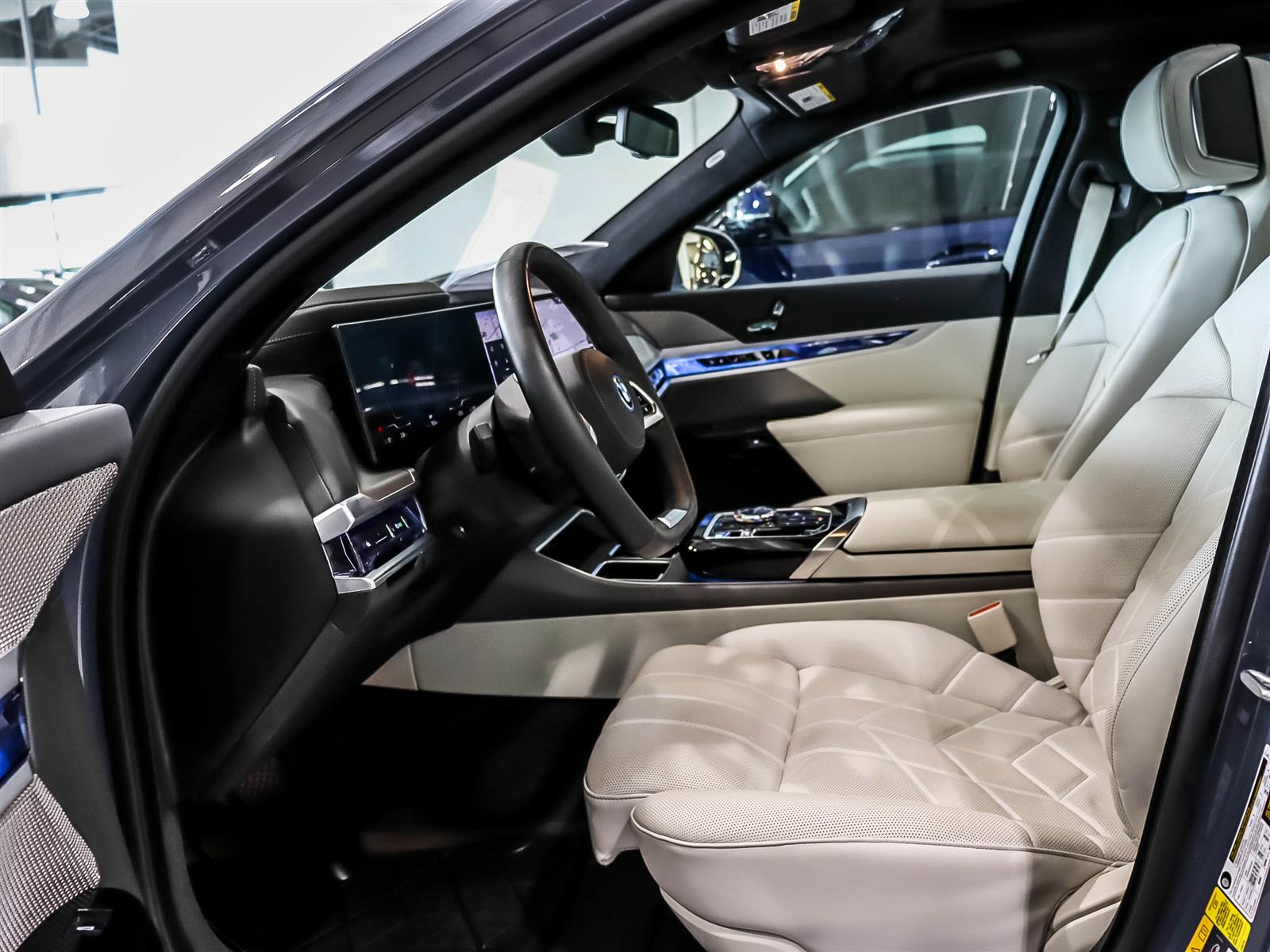 2023 BMW i7 xDrive60 Sedan - Thumbnail 5