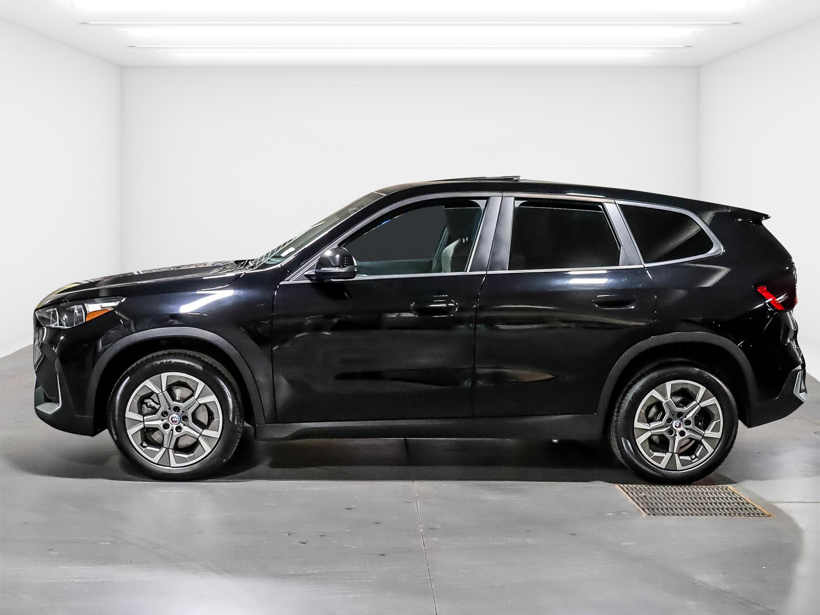 2025 BMW X1 xDrive28i - Thumbnail 4