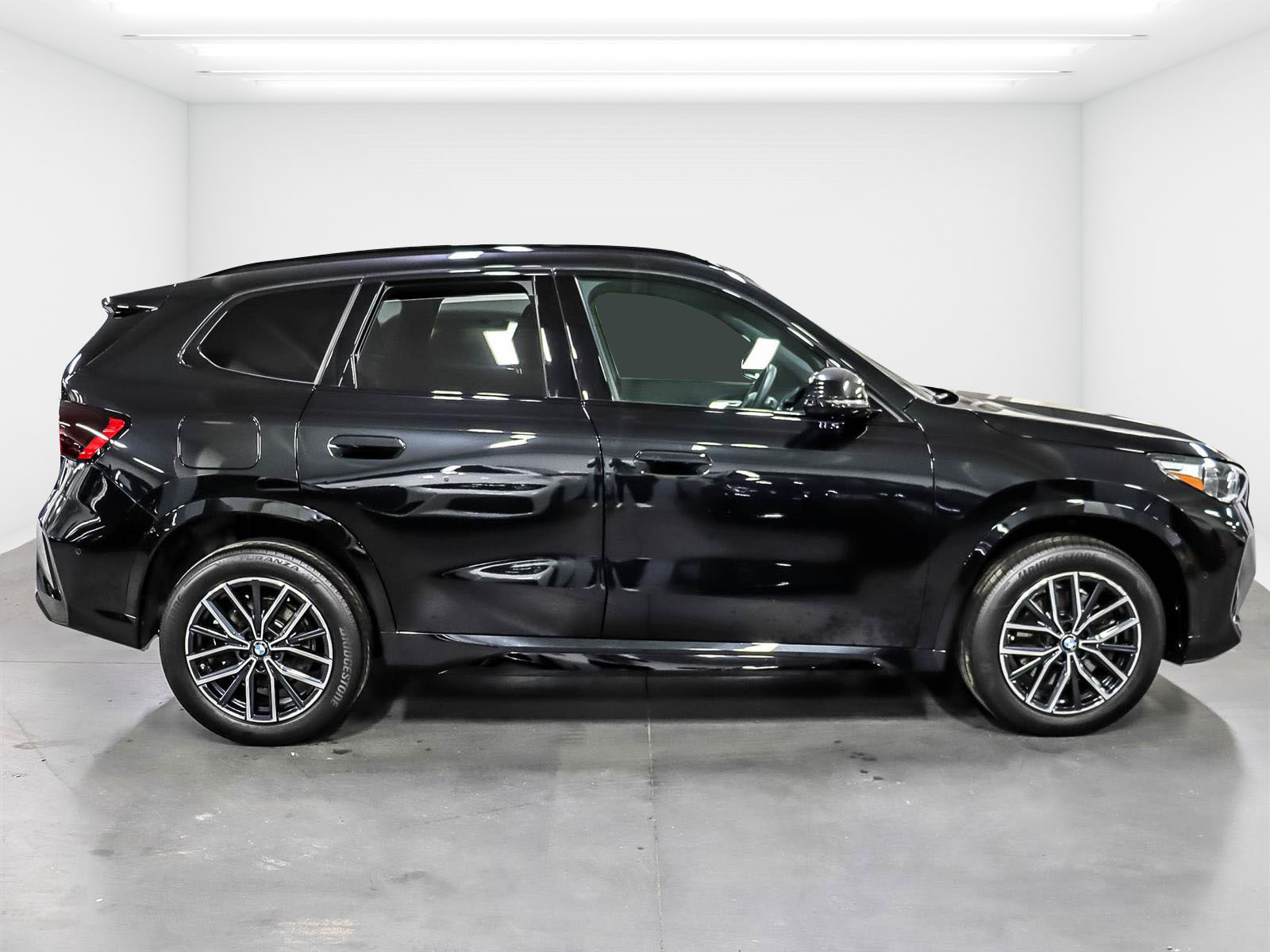2023 BMW X1 xDrive28i - Thumbnail 3