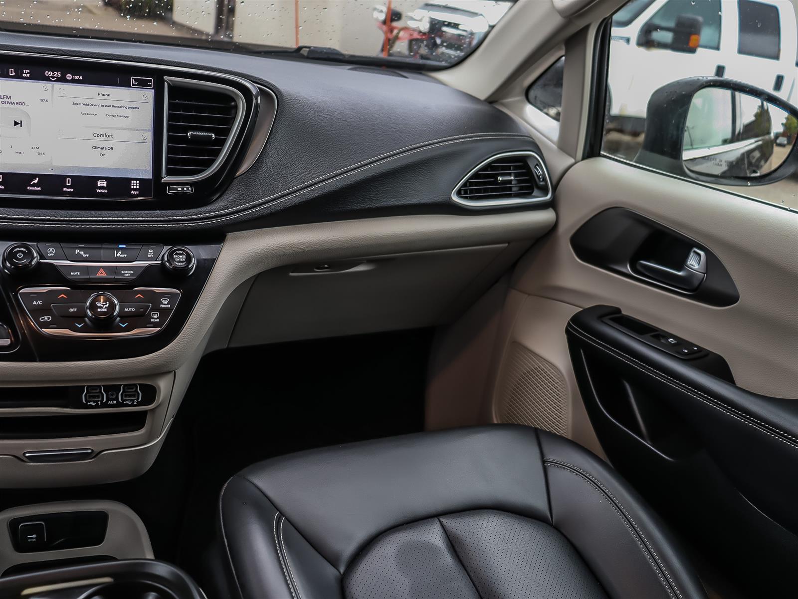 used 2023 Chrysler Pacifica car