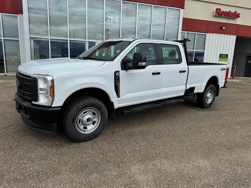2025 Ford F-350 Super Duty XL Crew Cab 4WD Pickup Truck Four-Wheel Drive