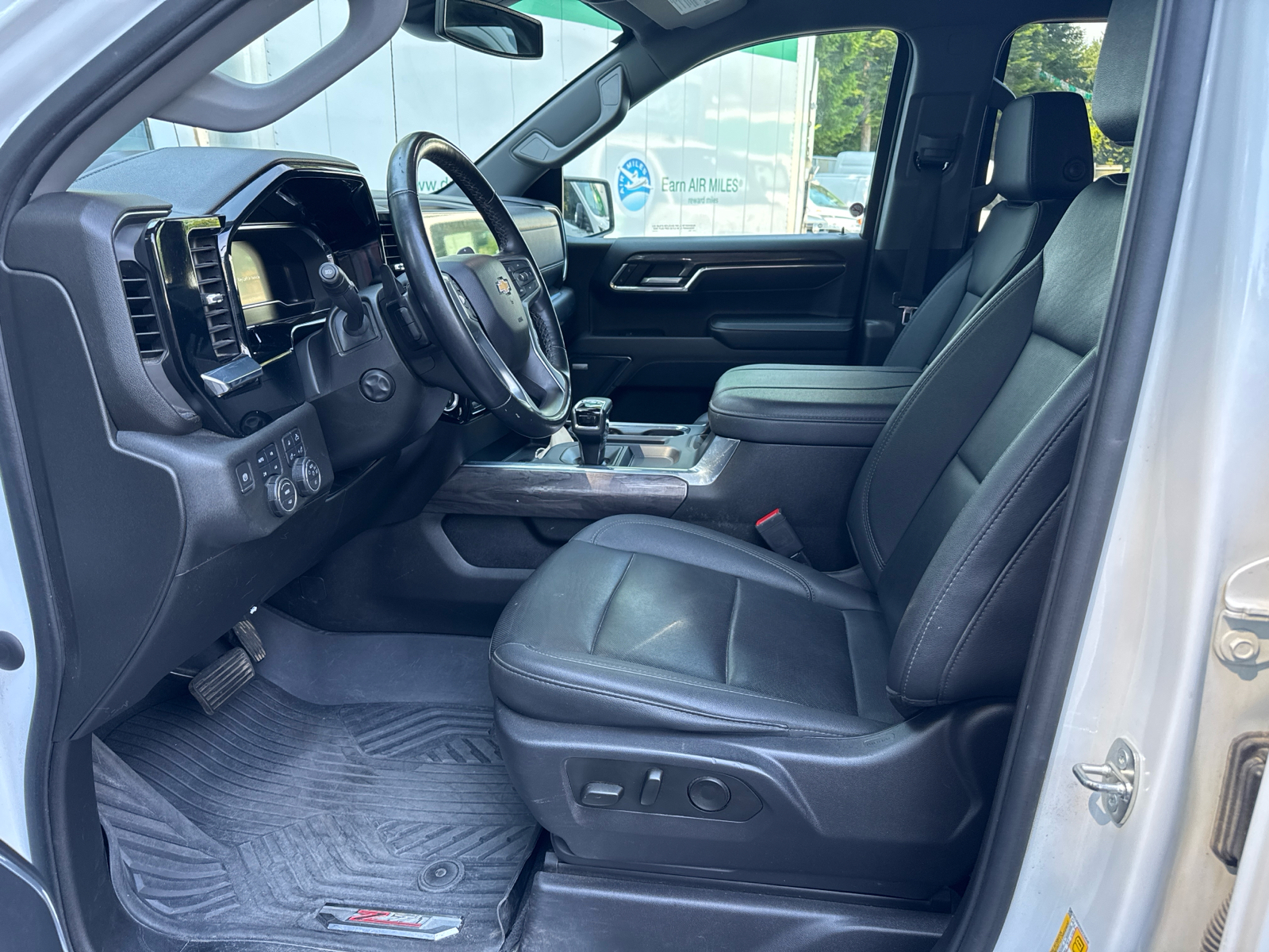 2024 Chevrolet Silverado 1500 LTZ Crew Cab 4WD - Thumbnail 5