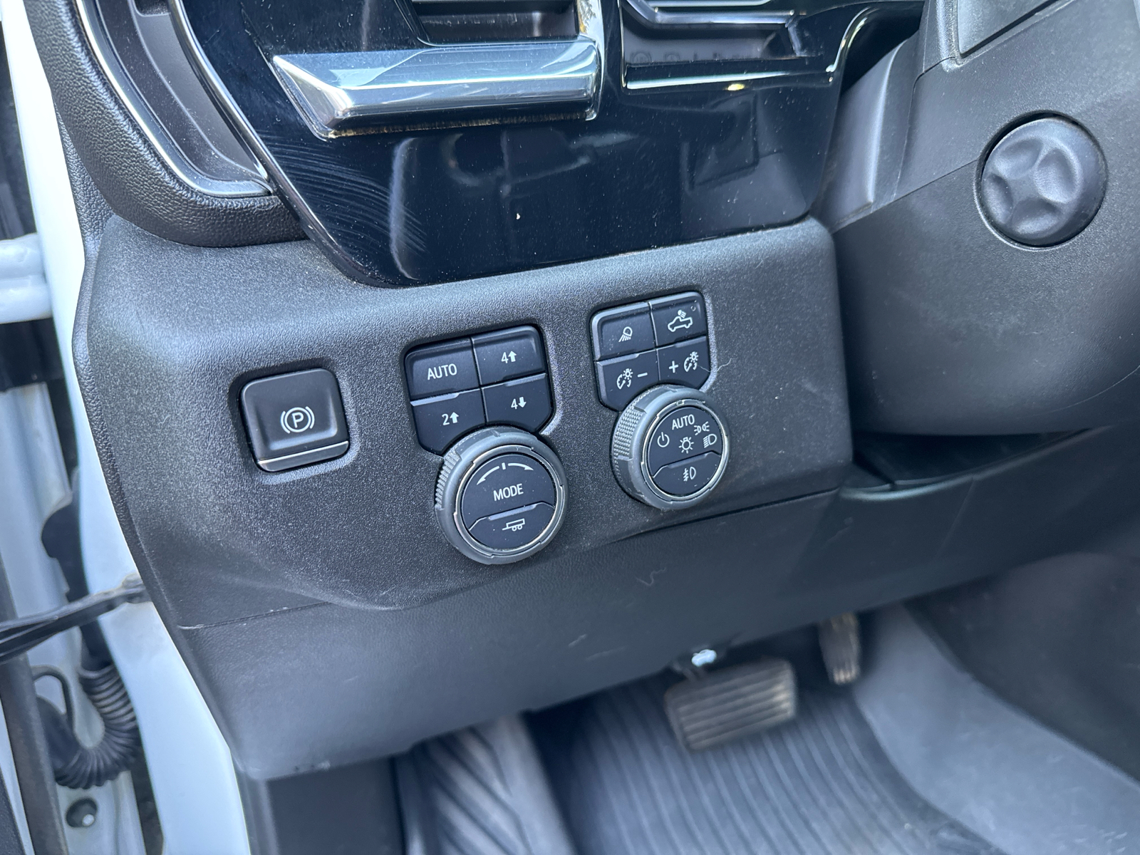 2024 Chevrolet Silverado 1500 LTZ Crew Cab 4WD - Thumbnail 9