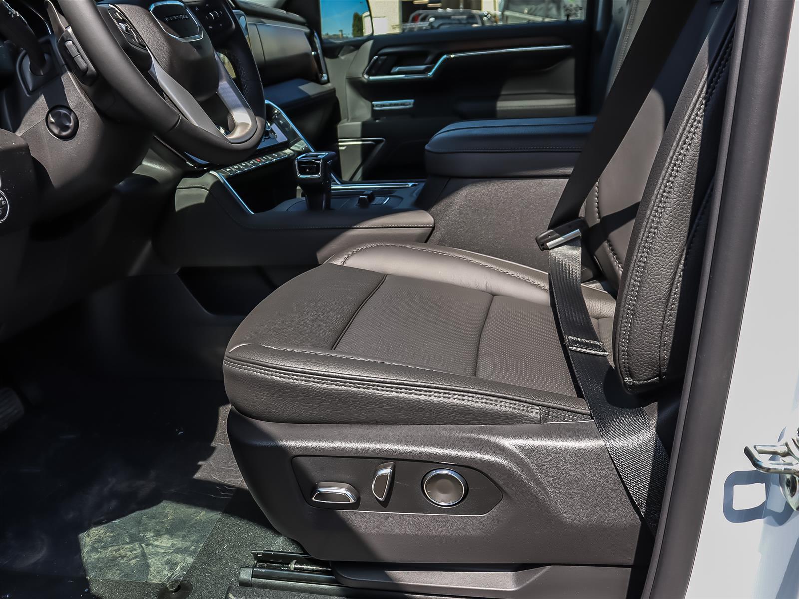 2026 GMC Sierra 1500 Crew Cab Short Box 4-Wheel Drive Denali - Thumbnail 10