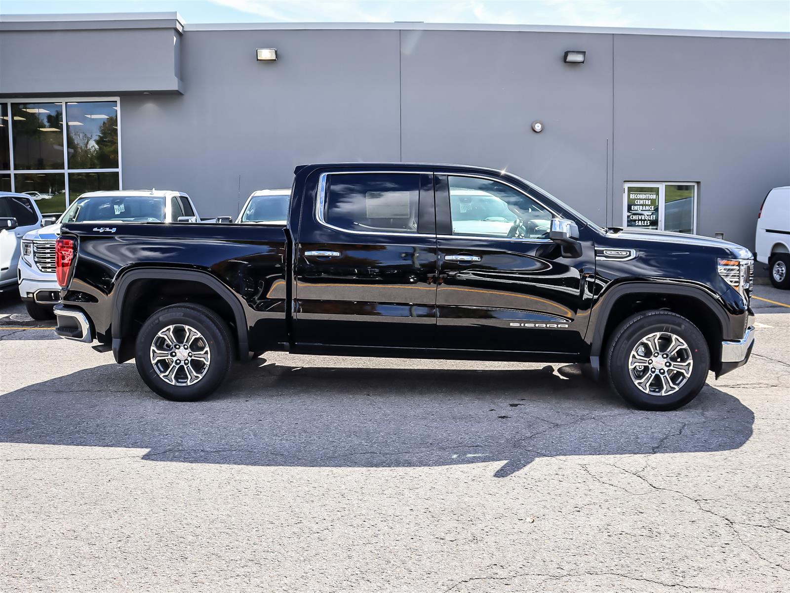 2026 GMC Sierra 1500 Crew Cab Short Box 4-Wheel Drive SLT - Thumbnail 4