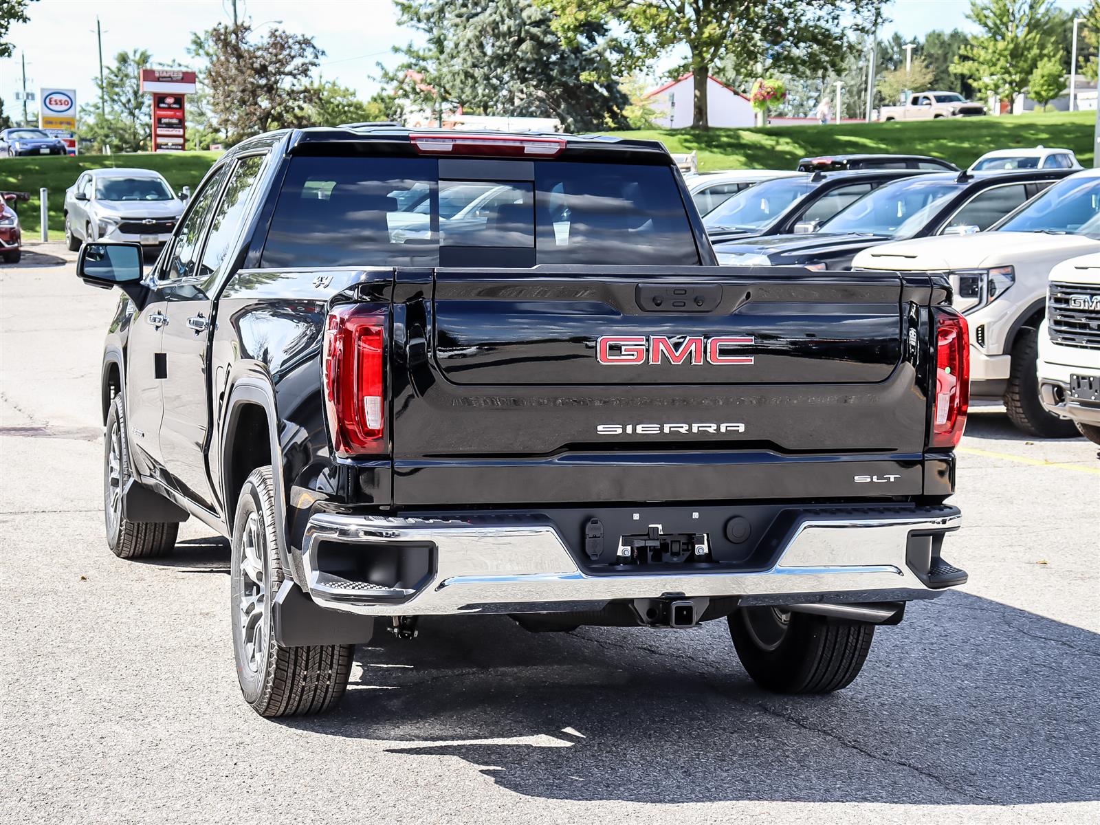 2026 GMC Sierra 1500 Crew Cab Short Box 4-Wheel Drive SLT - Thumbnail 6