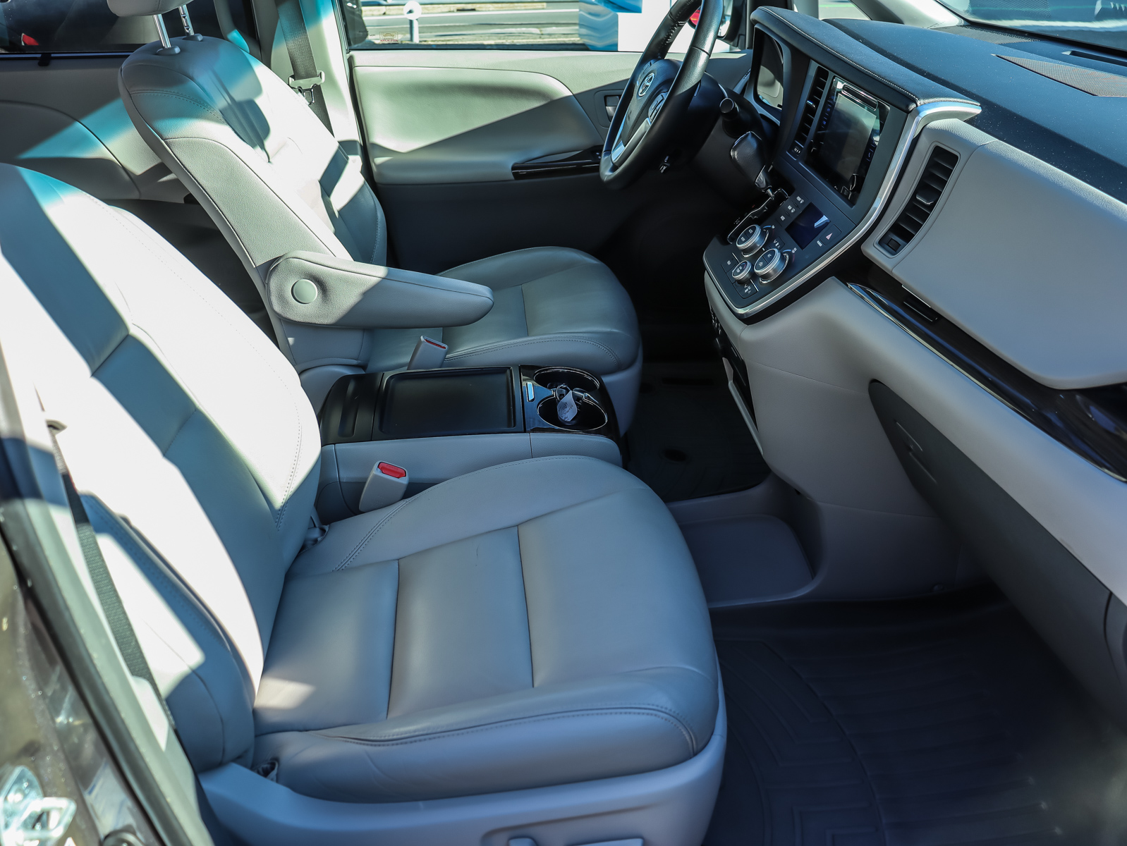 2015 Toyota Sienna16