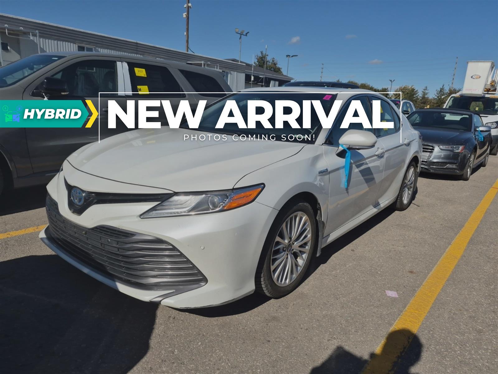 White 2018 Toyota Camry Hybrid Sedan Front-Wheel Drive Automatic