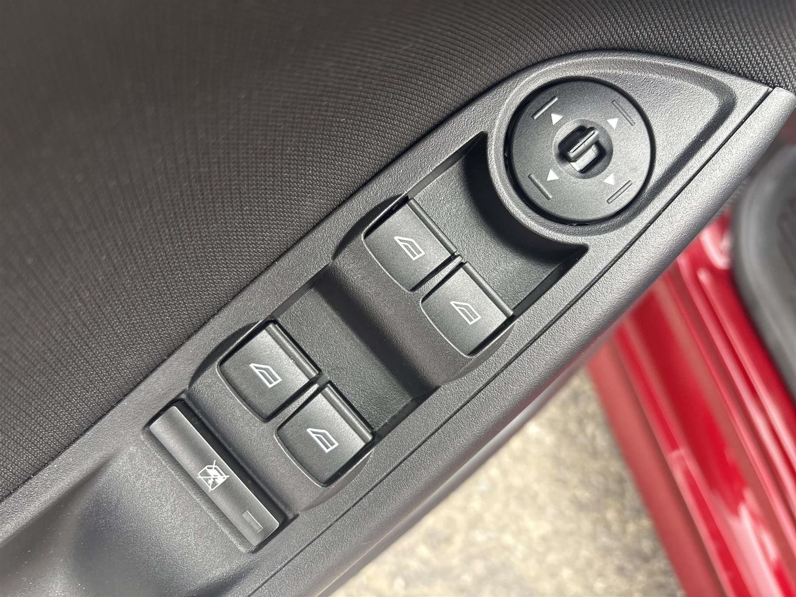 2015 Ford Focus SE - Thumbnail 16