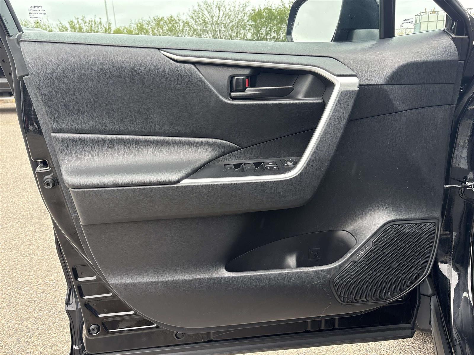 2019 Toyota RAV4 LE UPGRADE AWD | HEATED SEATS | ROOF RACK - Thumbnail 12