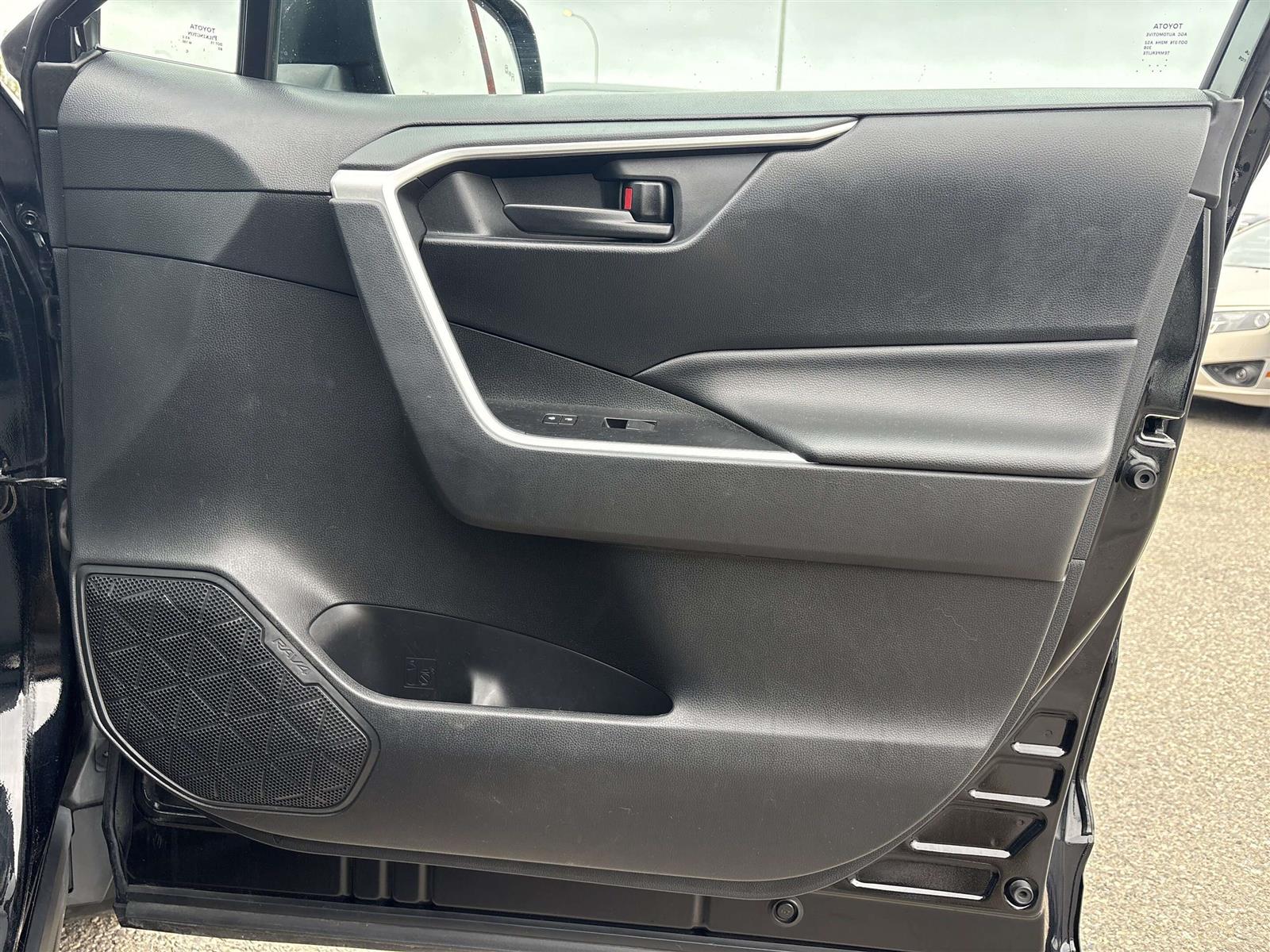 2019 Toyota RAV4 LE UPGRADE AWD | HEATED SEATS | ROOF RACK - Thumbnail 28
