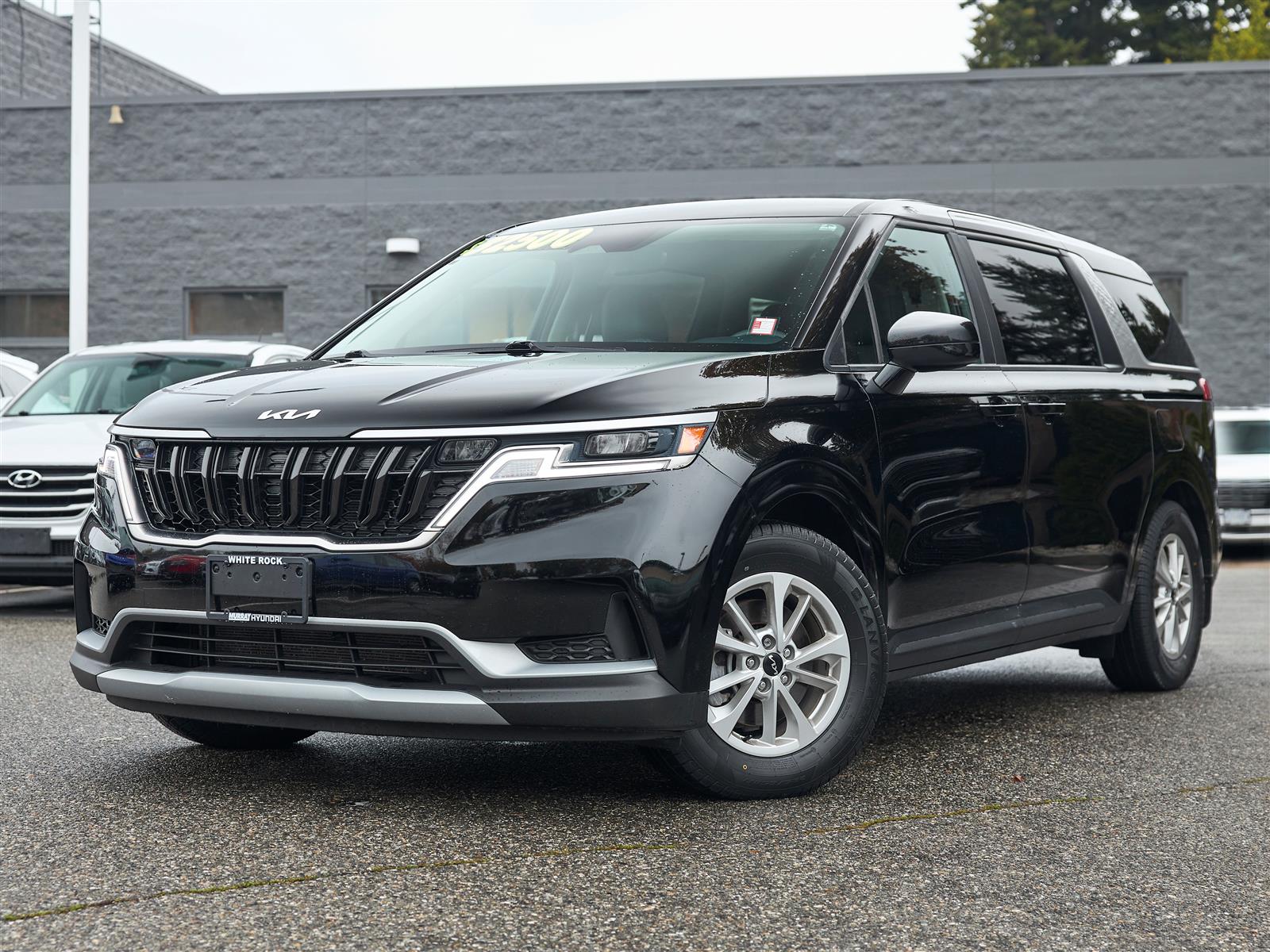  2023 Kia Carnival LX FWD   