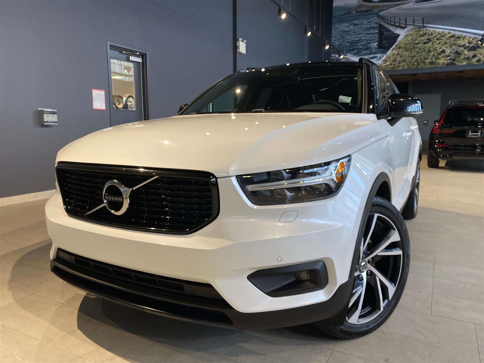 Crystal White 2022 Volvo XC40 SUV / Crossover All-Wheel Drive Automatic