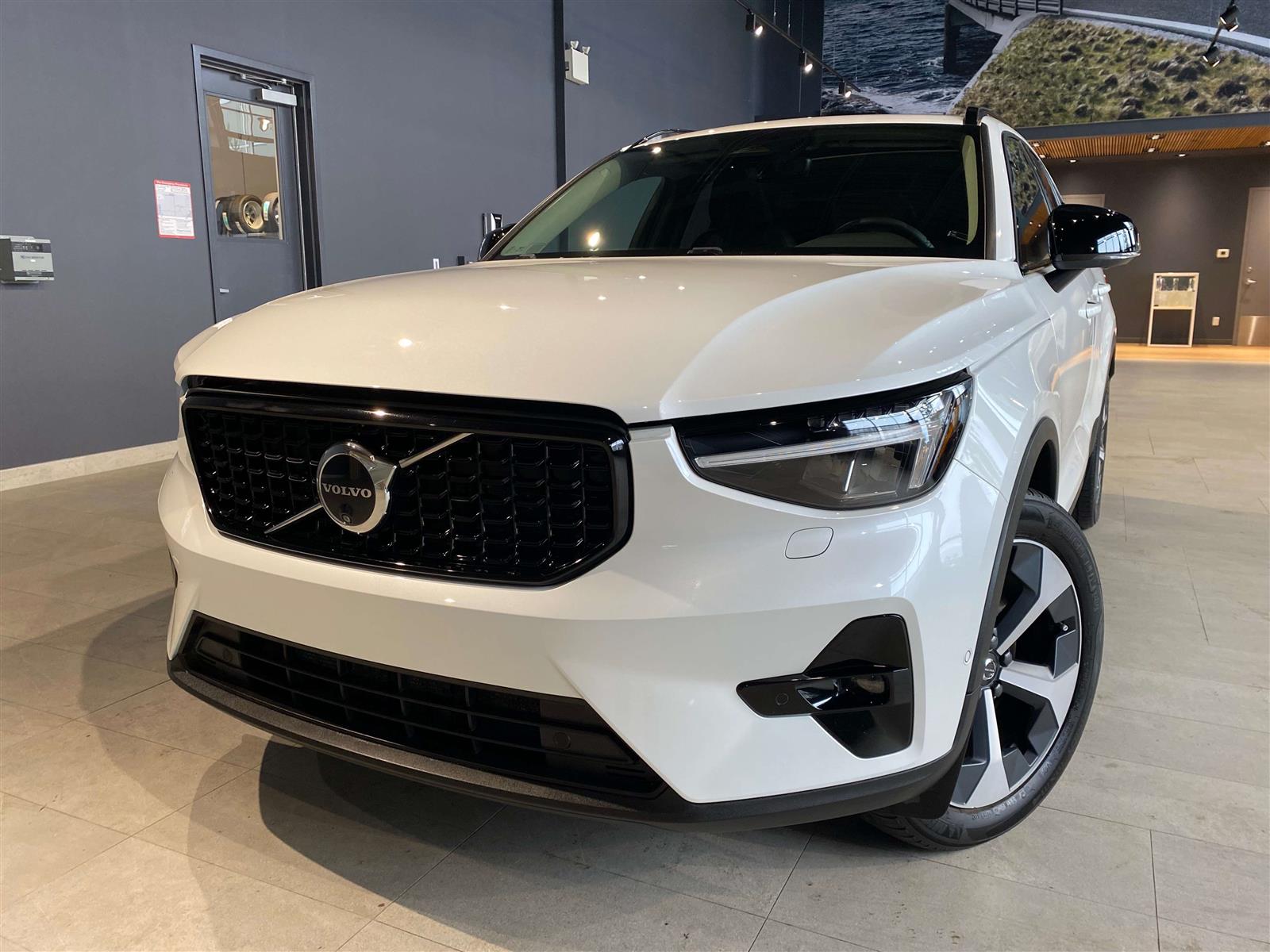 Crystal White Pearl Metallic 2024 Volvo XC40 SUV / Crossover All-Wheel Drive Automatic