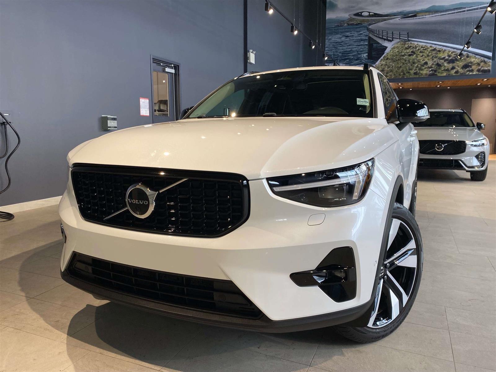 Crystal White Metallic 2025 Volvo XC40 SUV / Crossover All-Wheel Drive Automatic