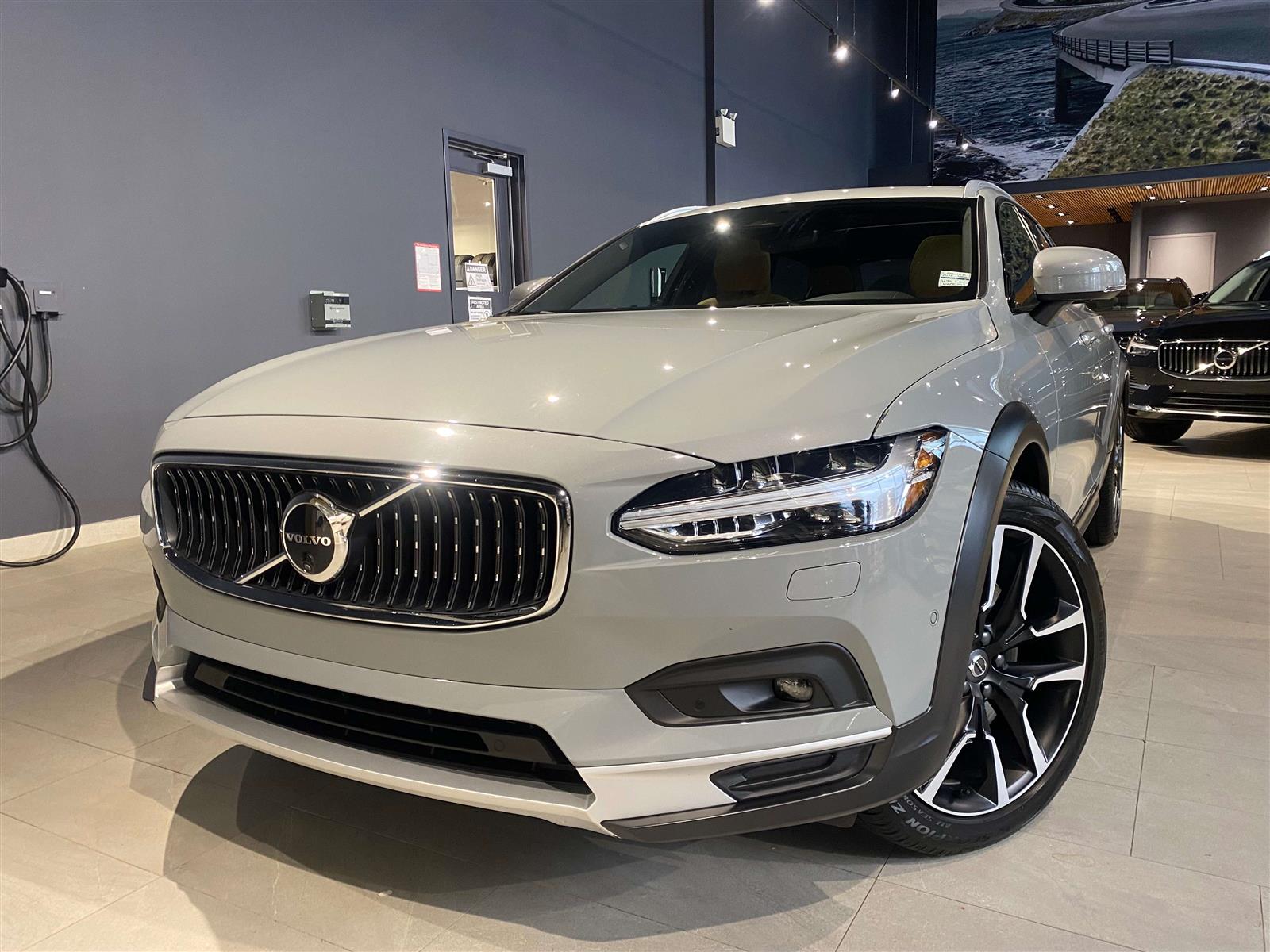 2026 Volvo V90 Cross Country B6 AWD Ultra - Main View