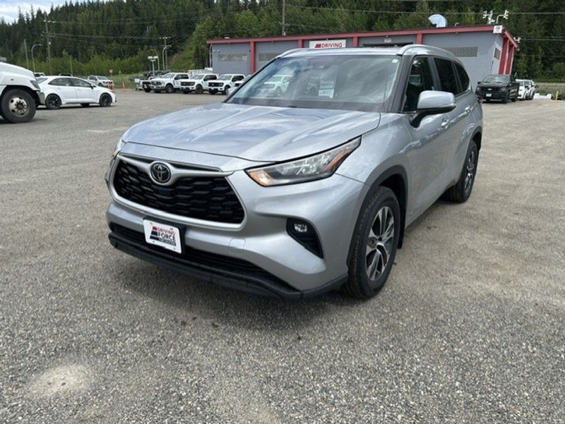 Silver 2025 Toyota Highlander Hybrid XLE AWD SUV / Crossover All-Wheel Drive