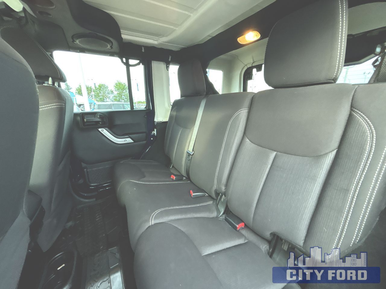 2013 Jeep Wrangler Unlimited Sahara 4x4 4dr - Thumbnail 19