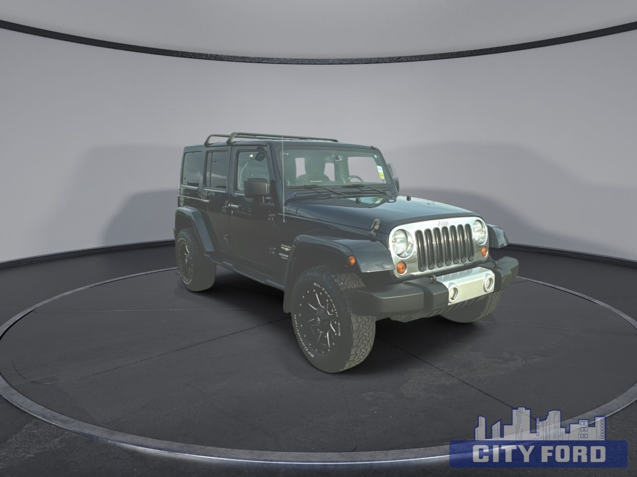 2013 Jeep Wrangler Unlimited Sahara 4x4 4dr - Thumbnail 2