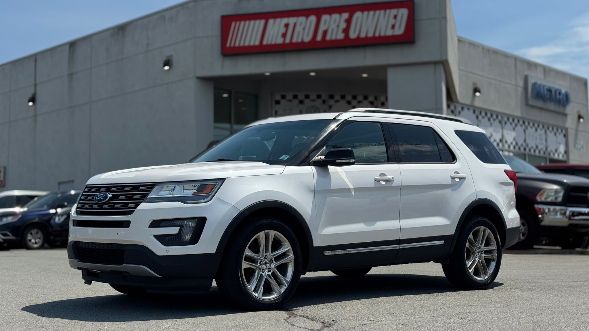 White 2016 Ford Explorer XLT 4WD SUV / Crossover All-Wheel Drive Automatic