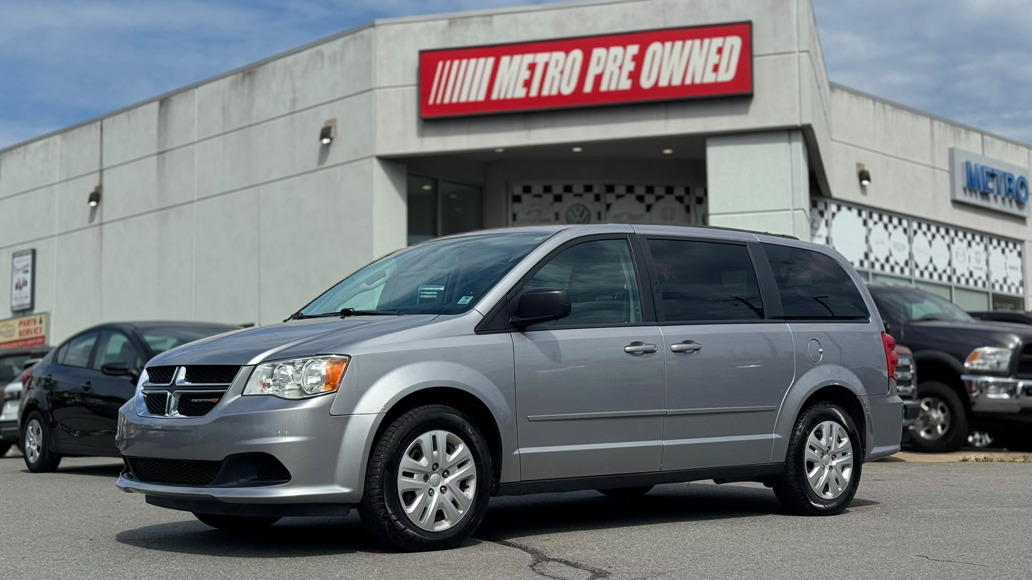 Gray 2017 Dodge Grand Caravan SE Plus FWD Minivan Front-Wheel Drive Automatic