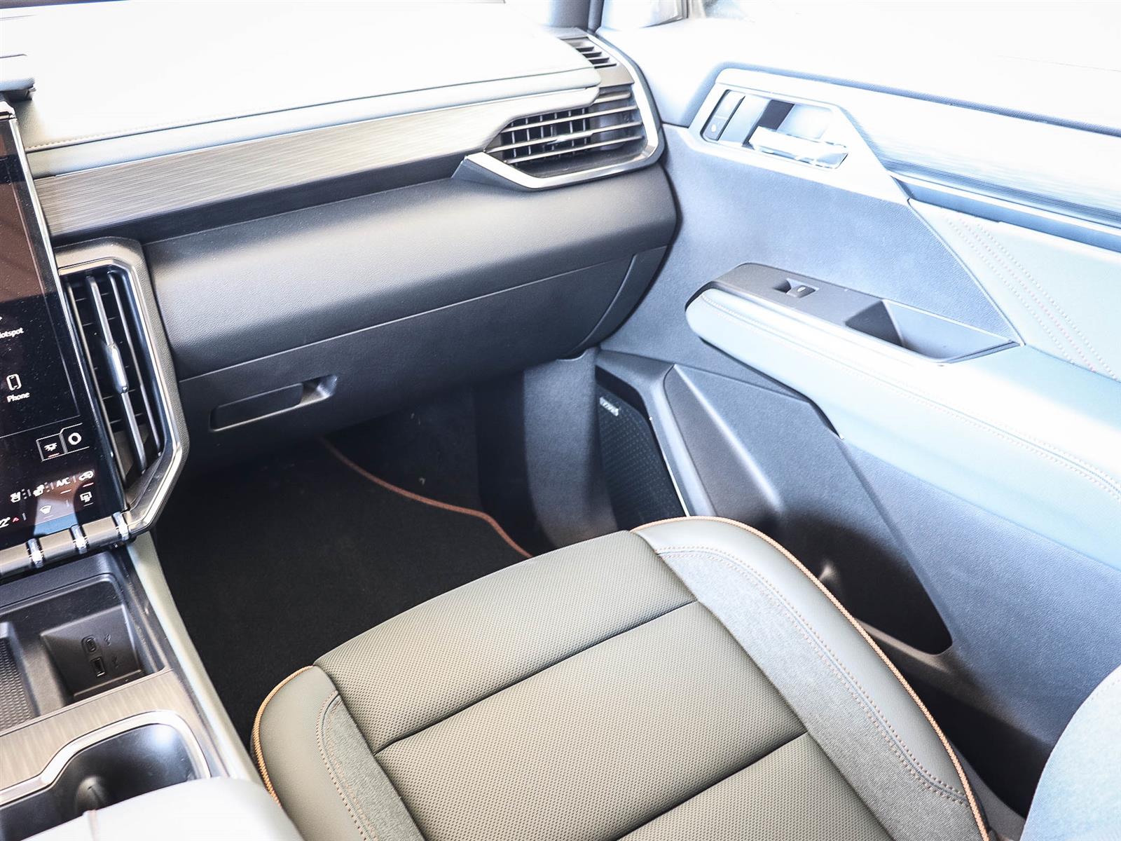 2026 GMC Acadia AT4 | PANO BLACK | 7 PASSENGER - Thumbnail 18