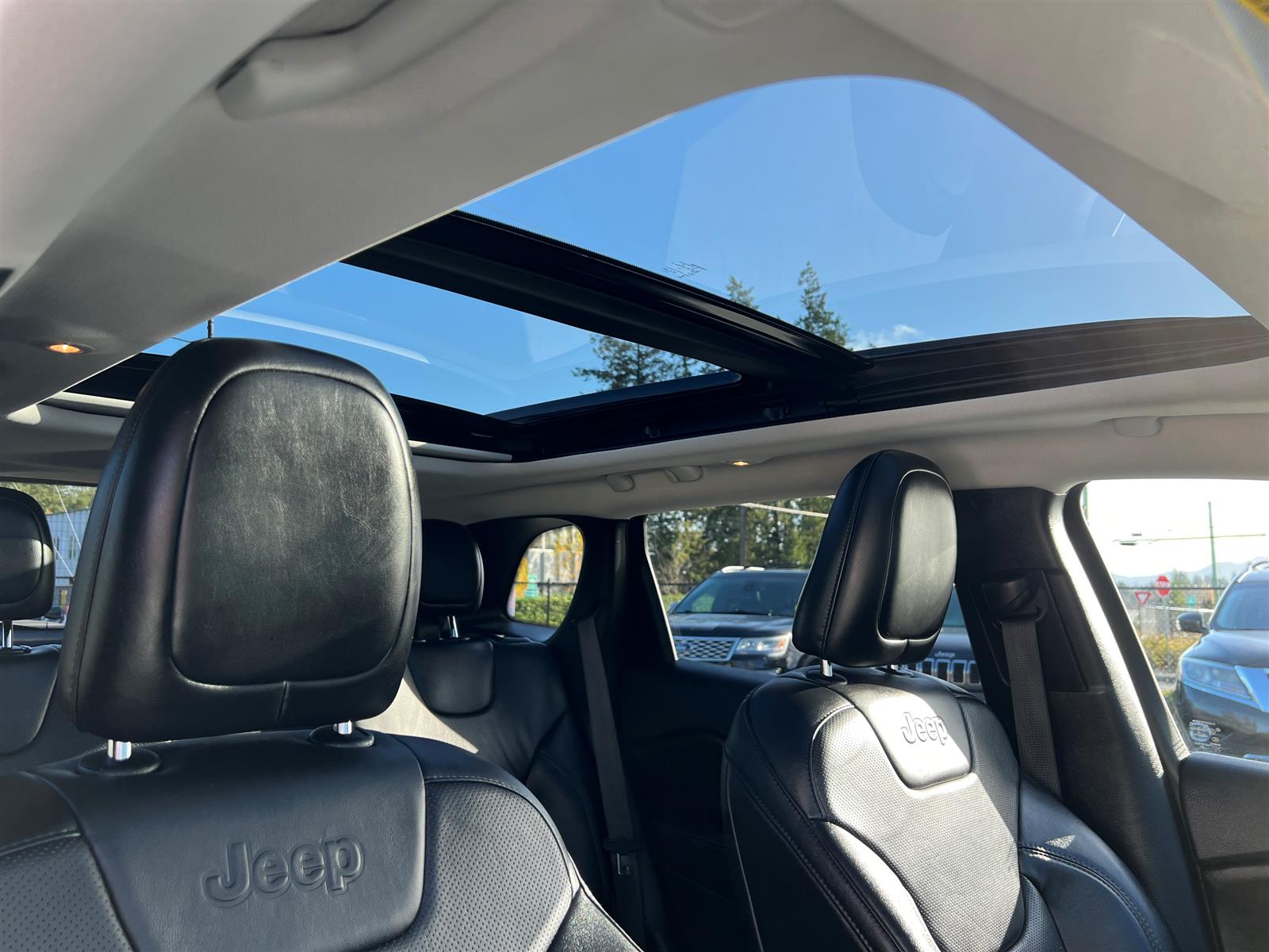 2023 Jeep Cherokee Drive Modes | Dual Moonroof | Dual Climate Ctrl - Thumbnail 26