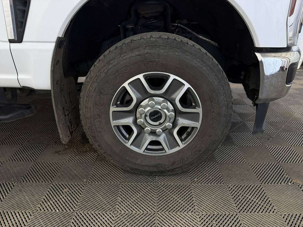 2025 Ford F-350 LARIAT 618A | HEATED/COLD LEATHER | 5TH WHEEL PREP - Thumbnail 4