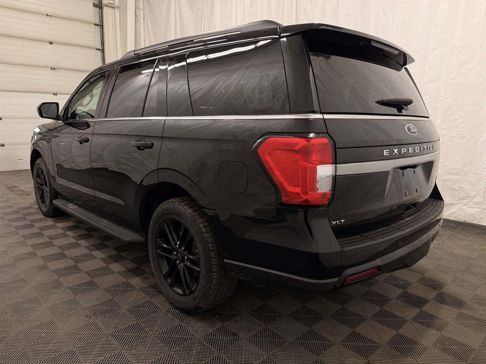 2024 Ford Expedition XLT 4X4 | BLACK ACCENT PKG | PANO ROOF | HD TOWING - Thumbnail 9