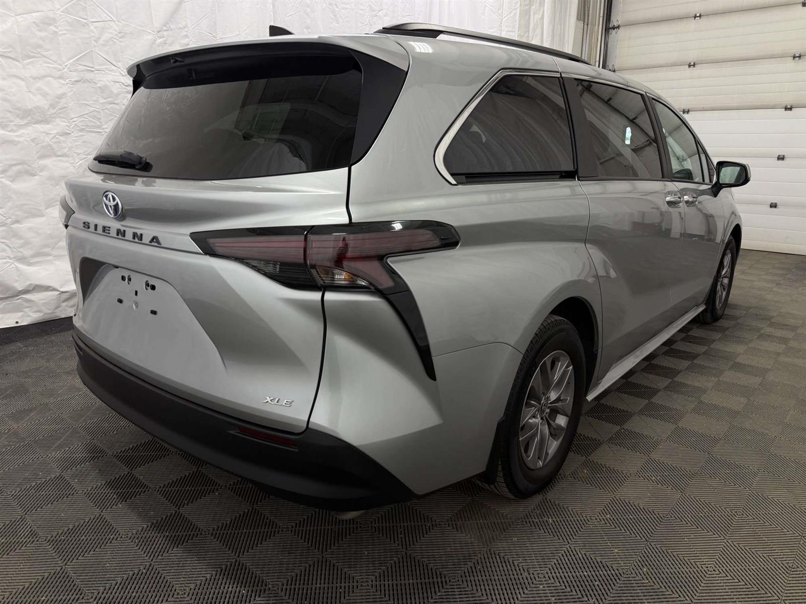 2025 Toyota Sienna XLE 8 PASSENGER | LEATHER | MOOROOF - Thumbnail 17