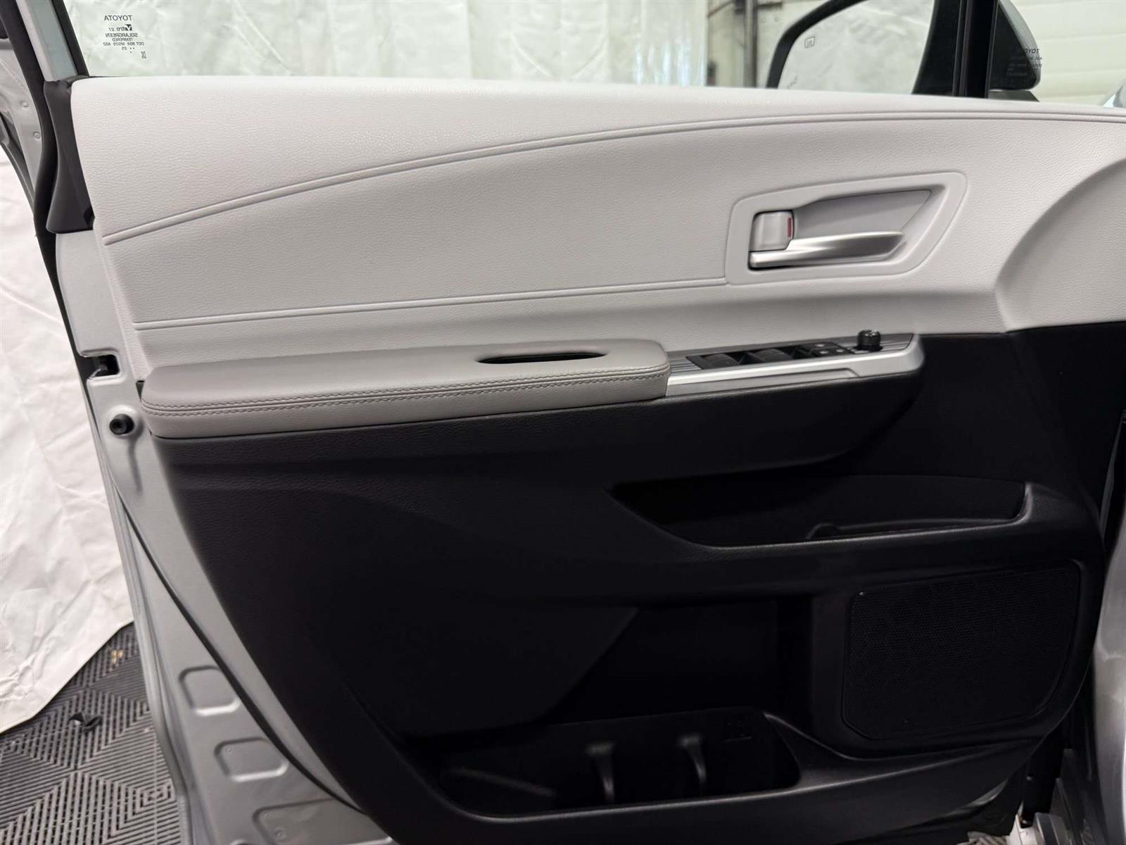 2025 Toyota Sienna XLE 8 PASSENGER | LEATHER | MOOROOF - Thumbnail 19