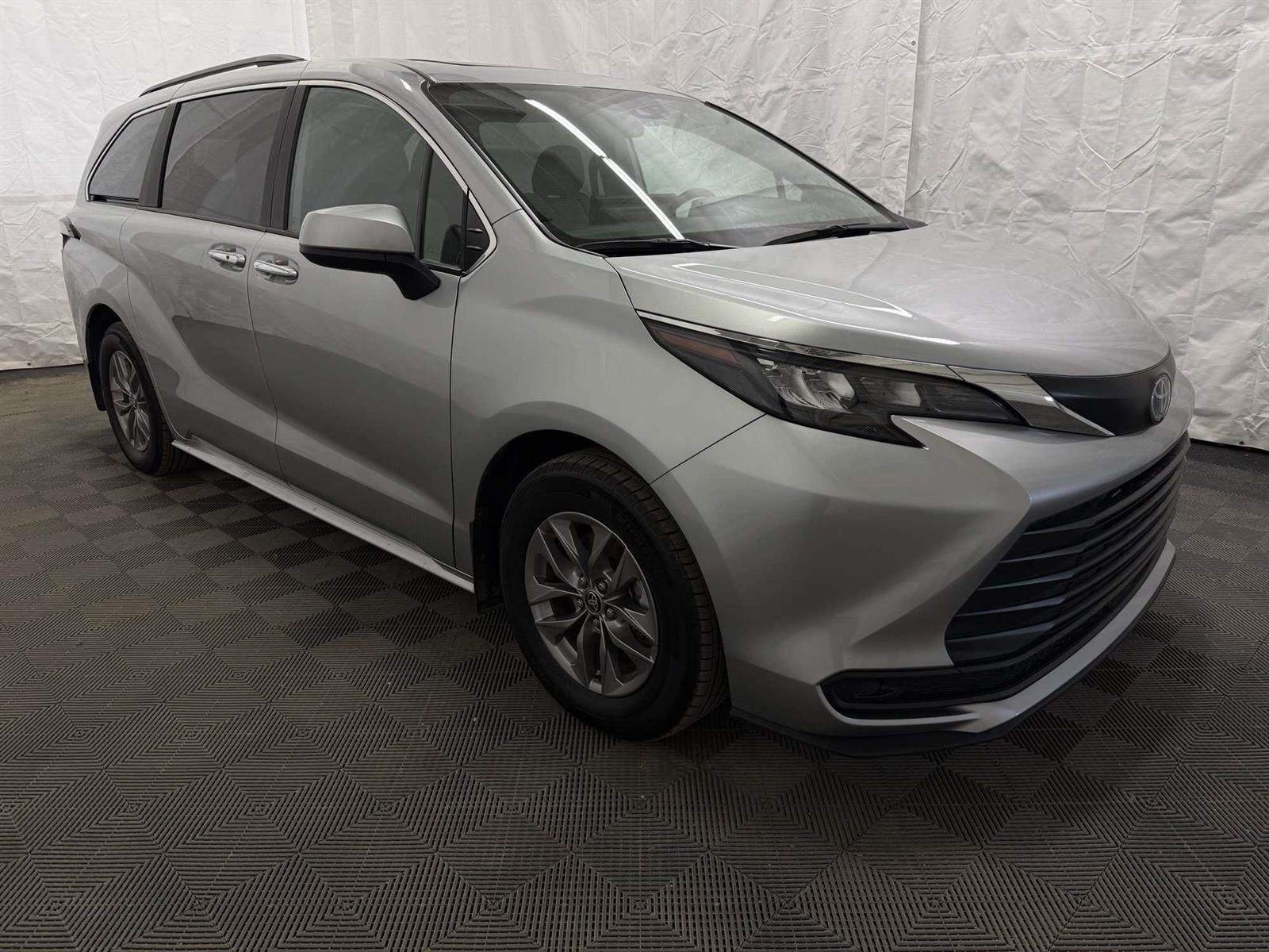 2025 Toyota Sienna XLE 8 PASSENGER | LEATHER | MOOROOF - Thumbnail 2