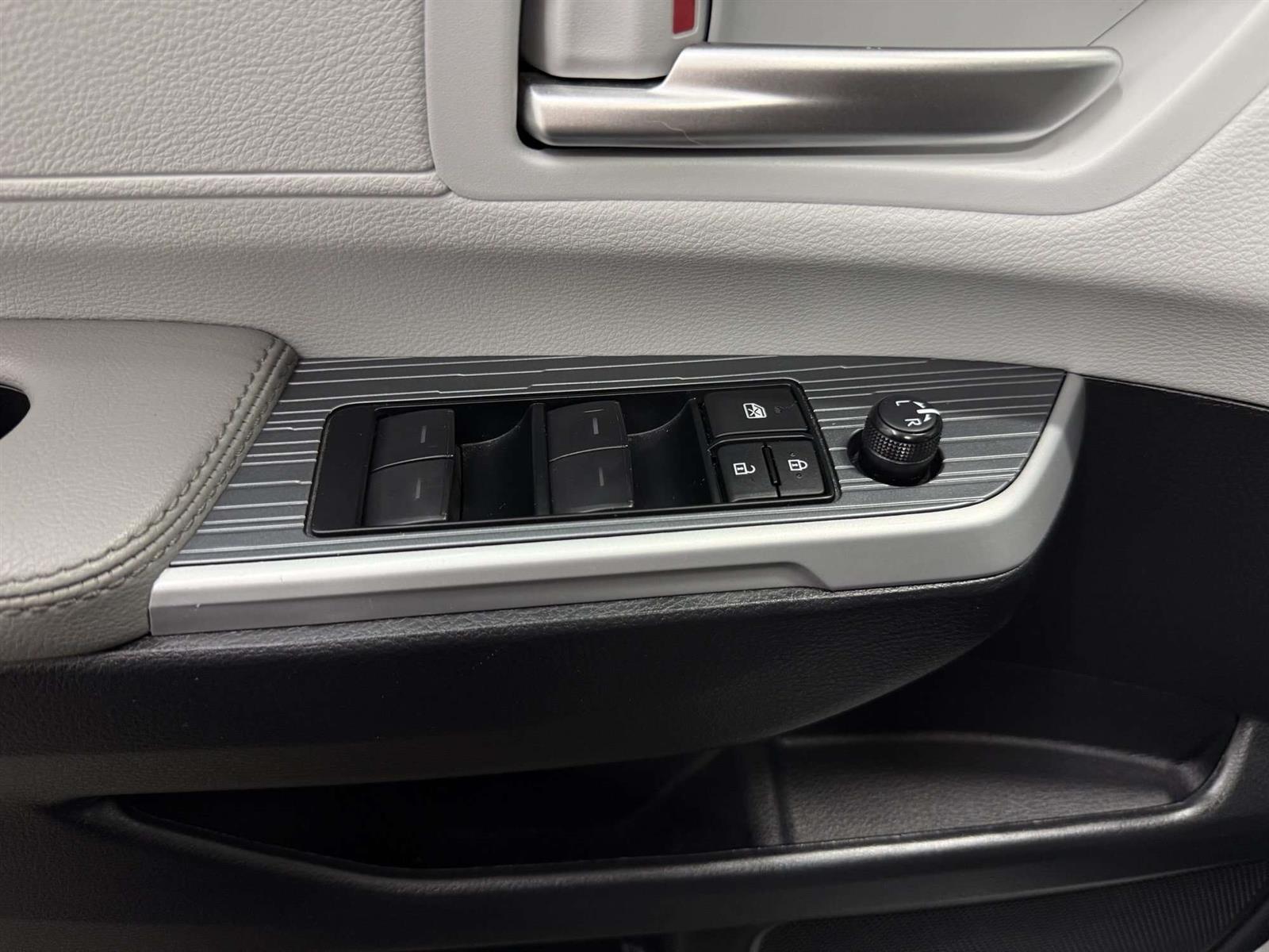 2025 Toyota Sienna XLE 8 PASSENGER | LEATHER | MOOROOF - Thumbnail 20