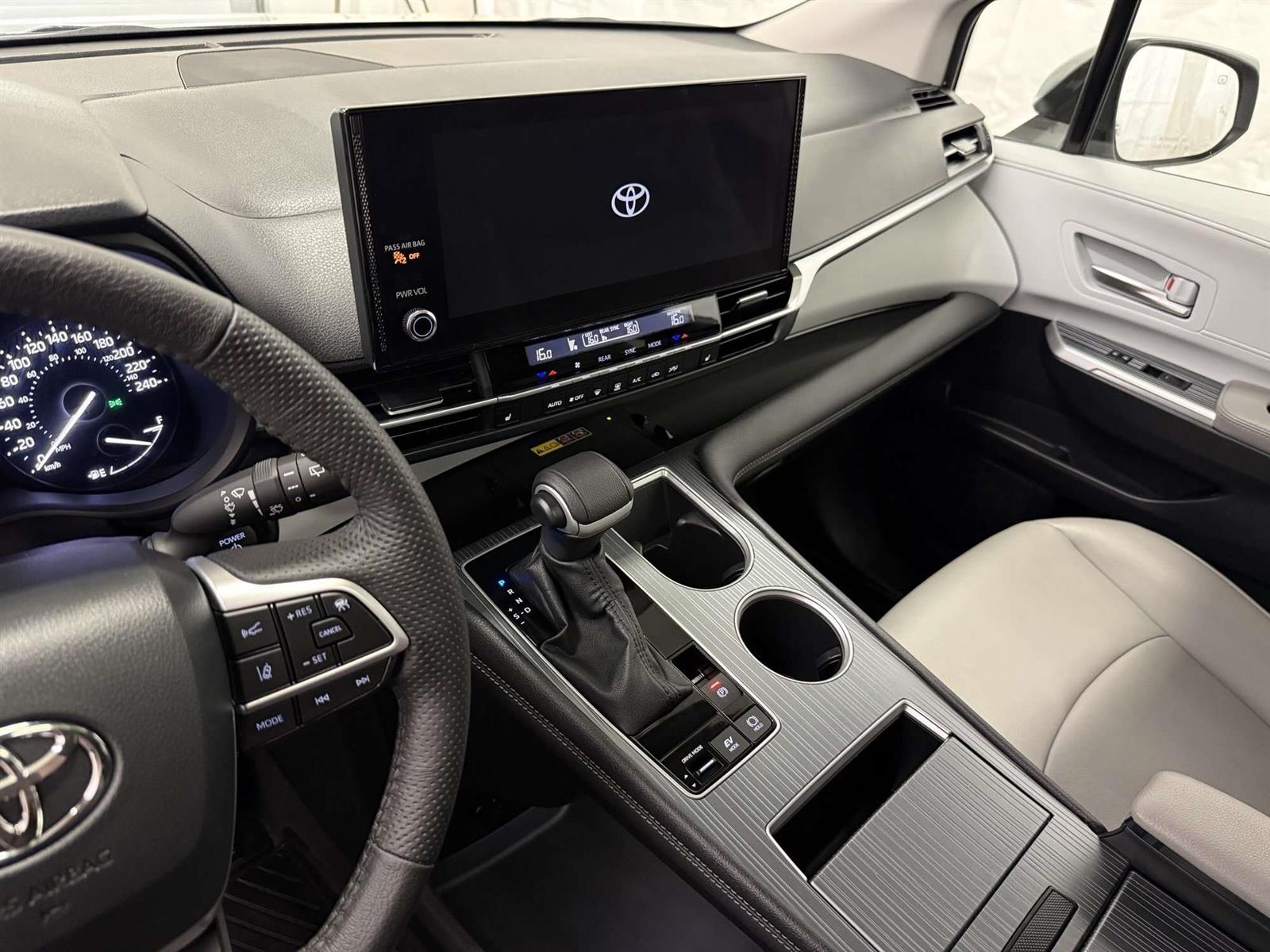 2025 Toyota Sienna XLE 8 PASSENGER | LEATHER | MOOROOF - Thumbnail 25