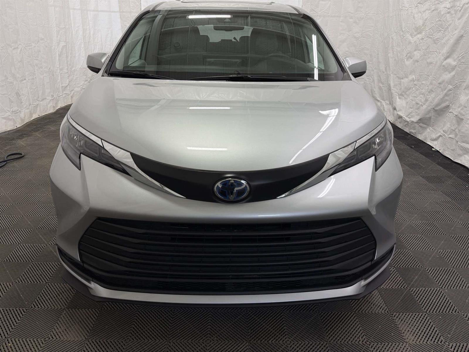 2025 Toyota Sienna XLE 8 PASSENGER | LEATHER | MOOROOF - Thumbnail 5