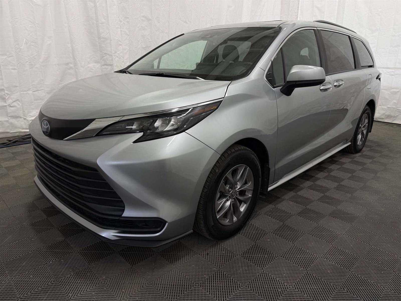 2025 Toyota Sienna XLE 8 PASSENGER | LEATHER | MOOROOF - Thumbnail 7