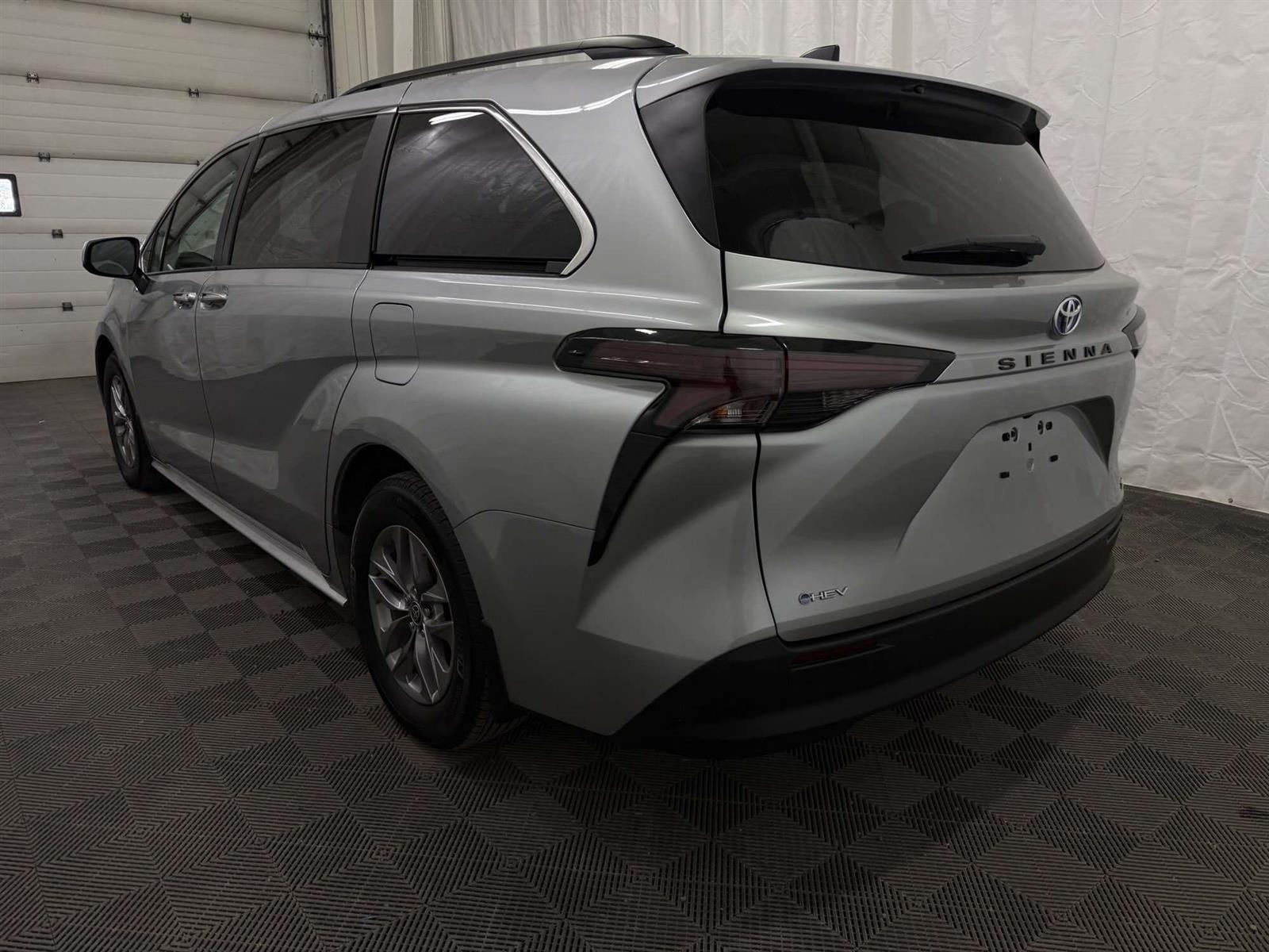 2025 Toyota Sienna XLE 8 PASSENGER | LEATHER | MOOROOF - Thumbnail 9