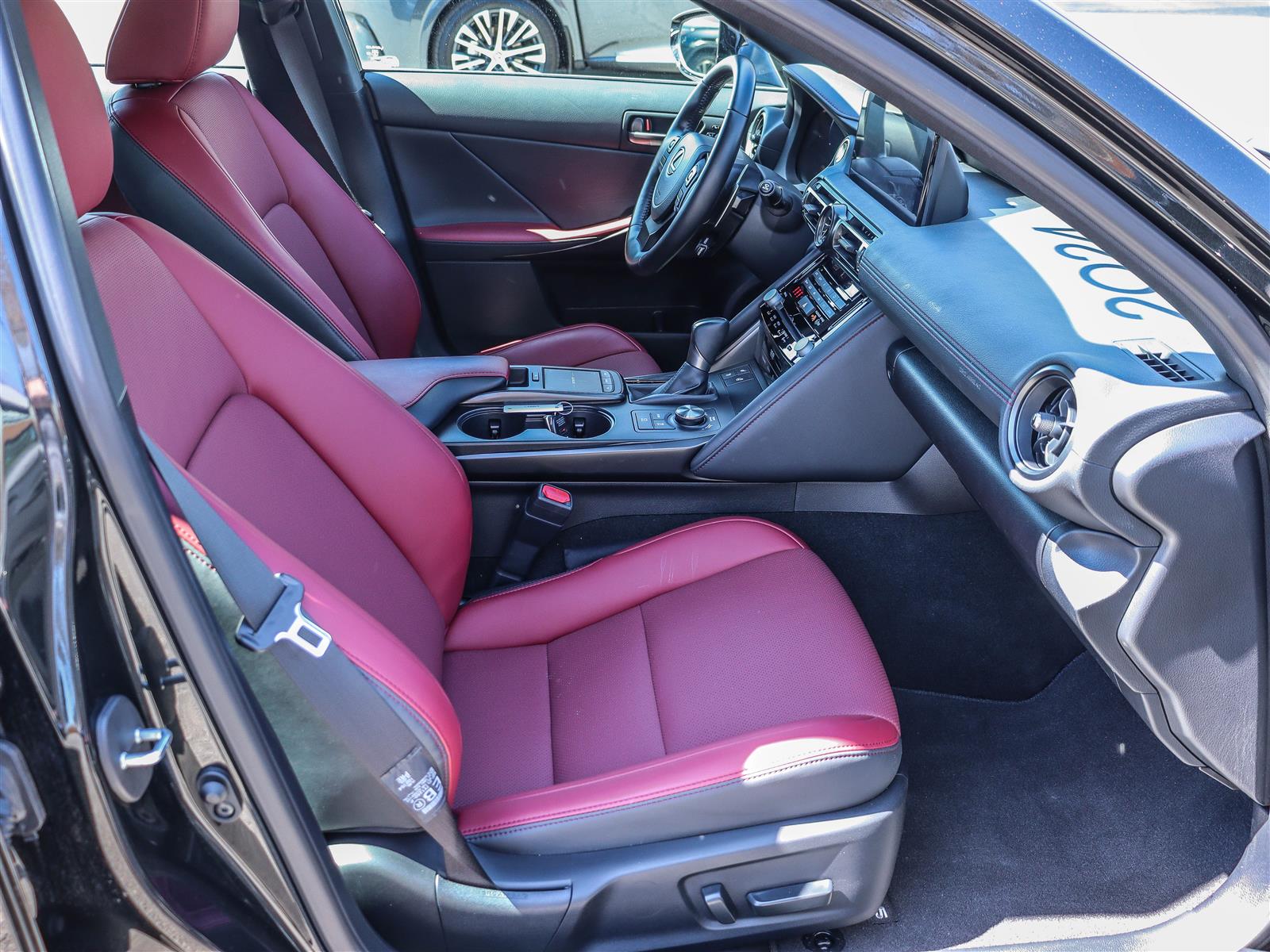 2024 Lexus IS 300 18