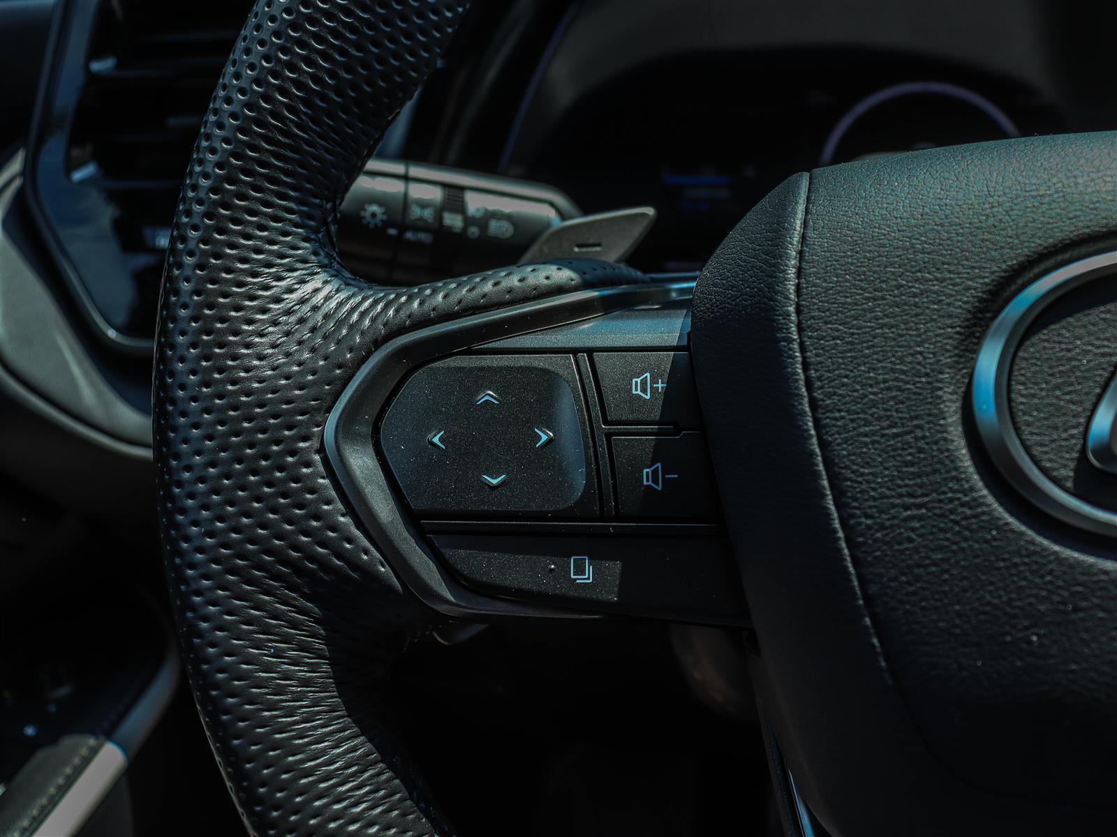 2025 Lexus TX 500h 32