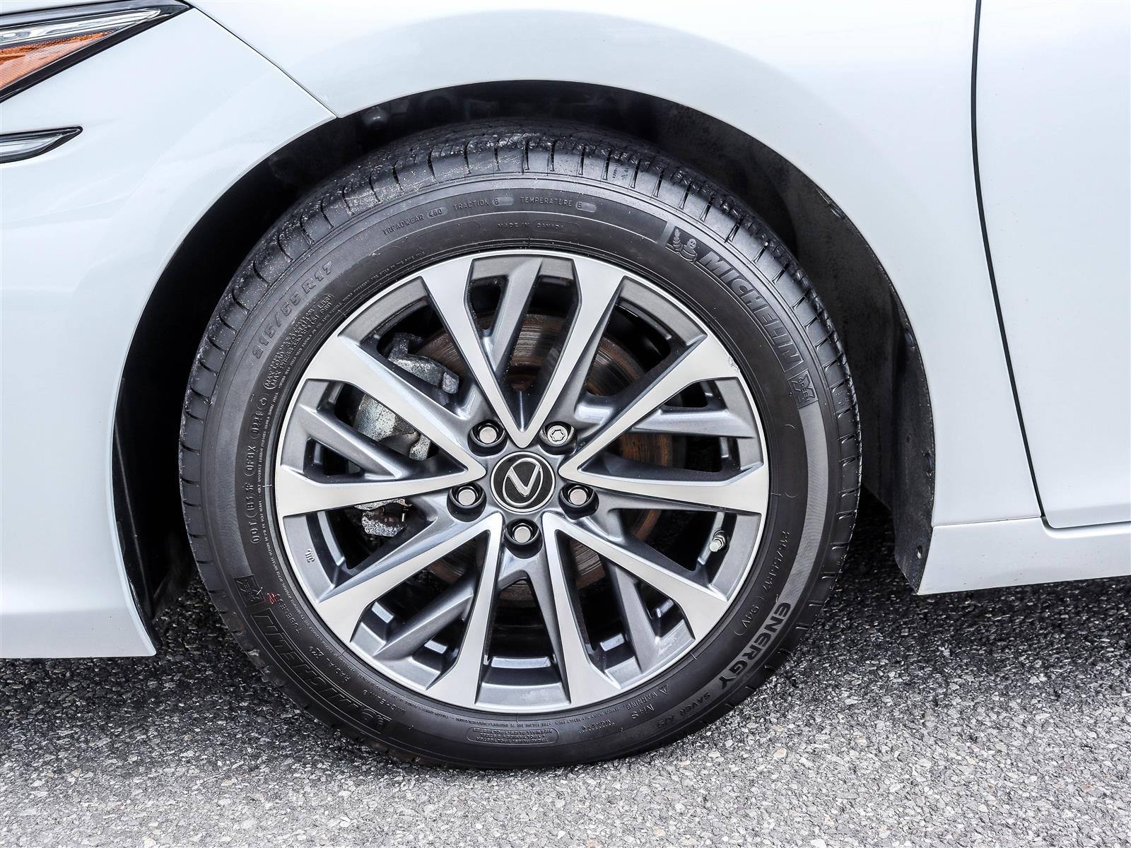 2024 Lexus ES 300h 23