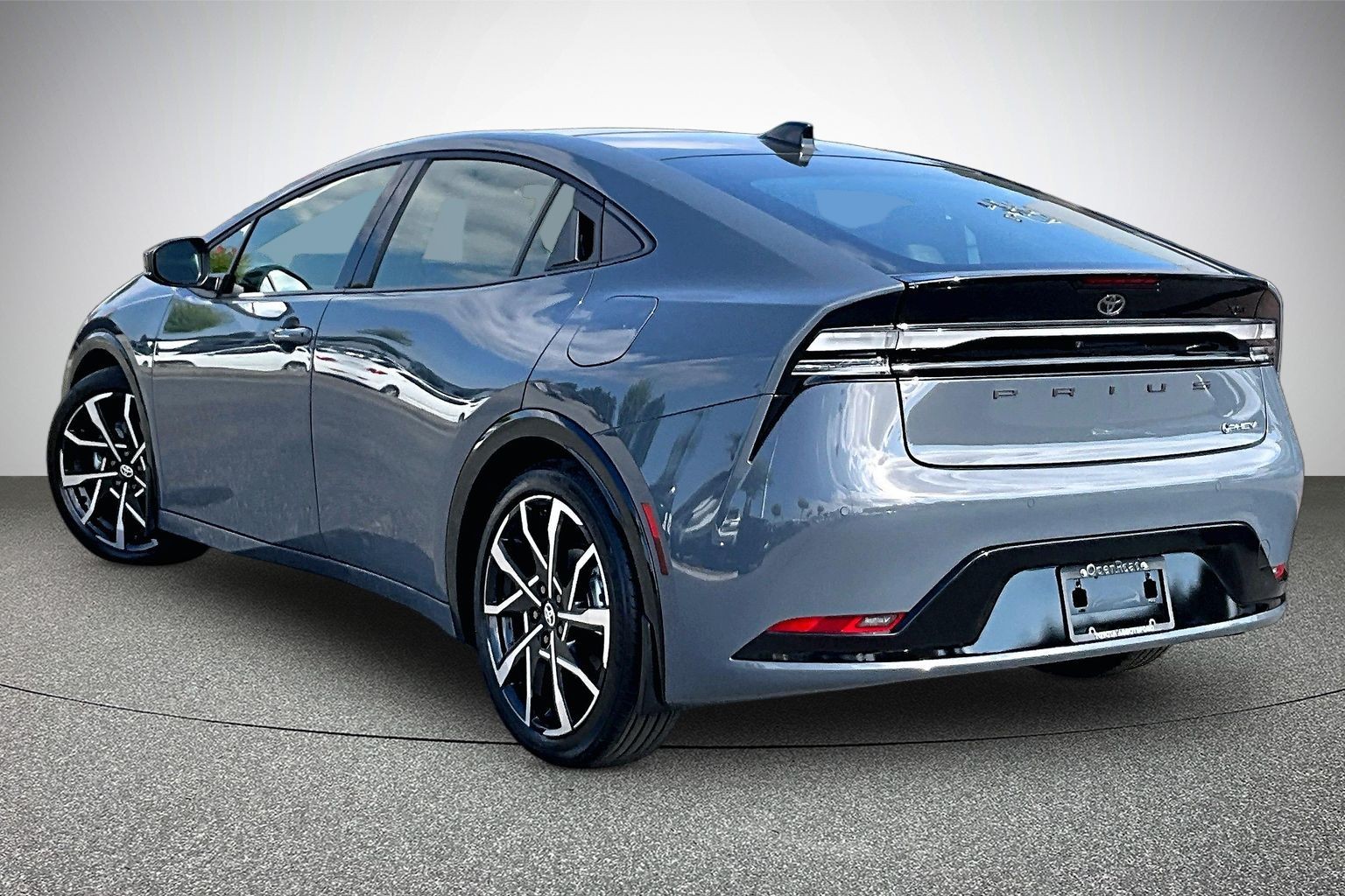 2027 Toyota Prius Plug-in Hybrid XSE - Thumbnail 4