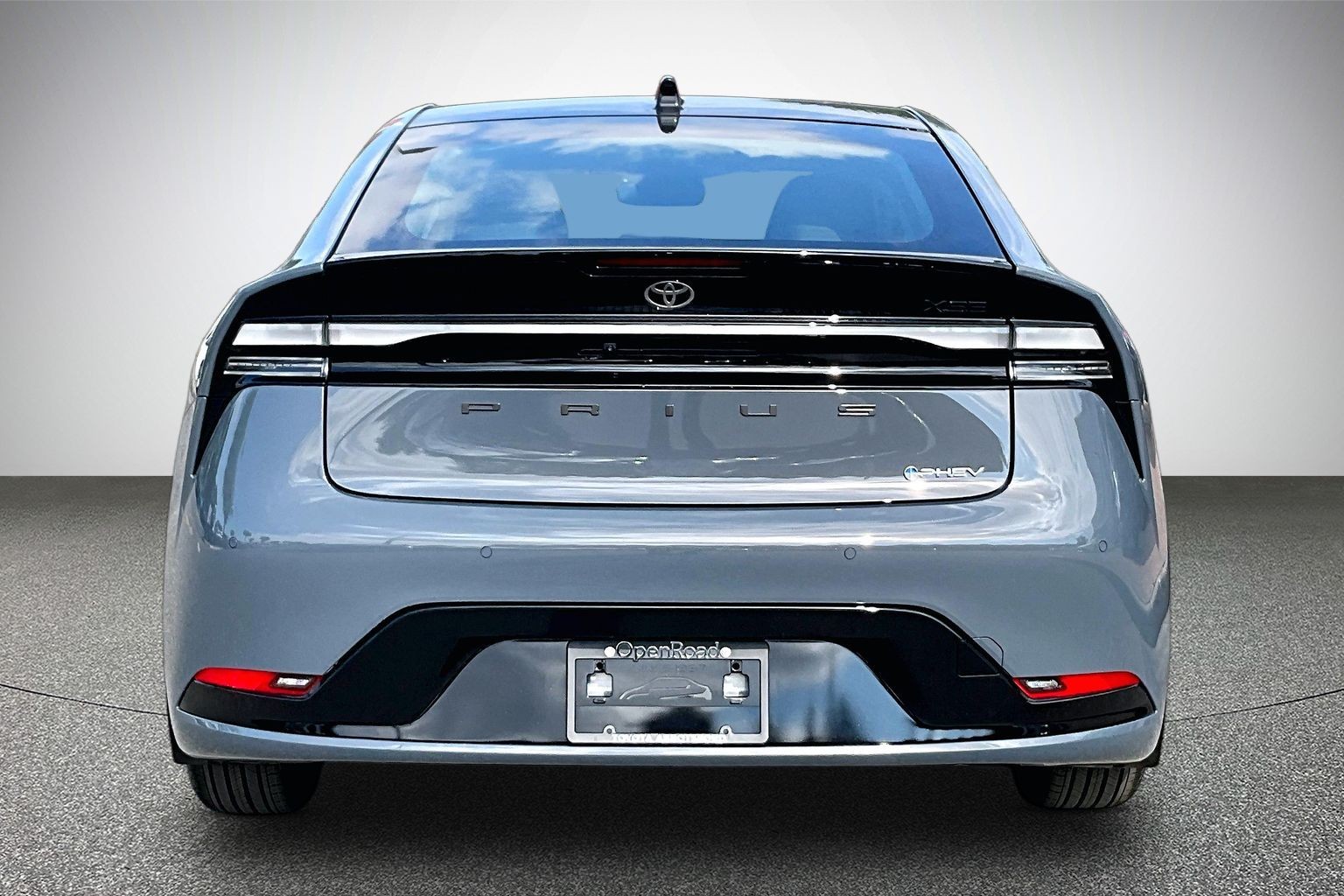 2027 Toyota Prius Plug-in Hybrid XSE - Thumbnail 5