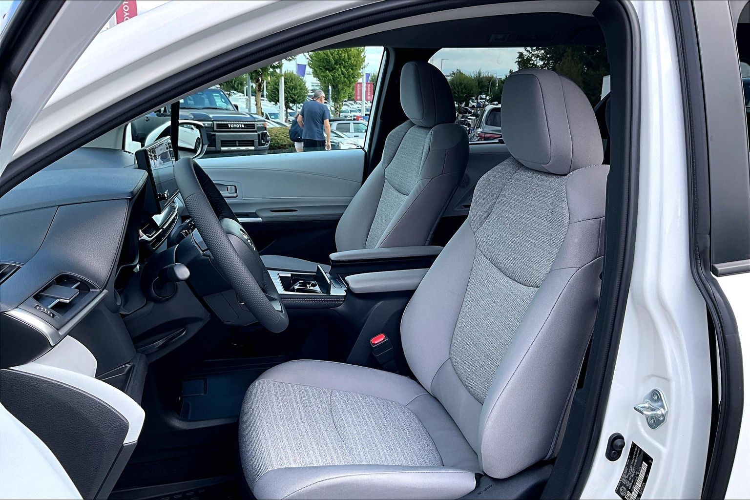 2026 Toyota Sienna Hybrid Sienna LE 8-Pass - Thumbnail 8