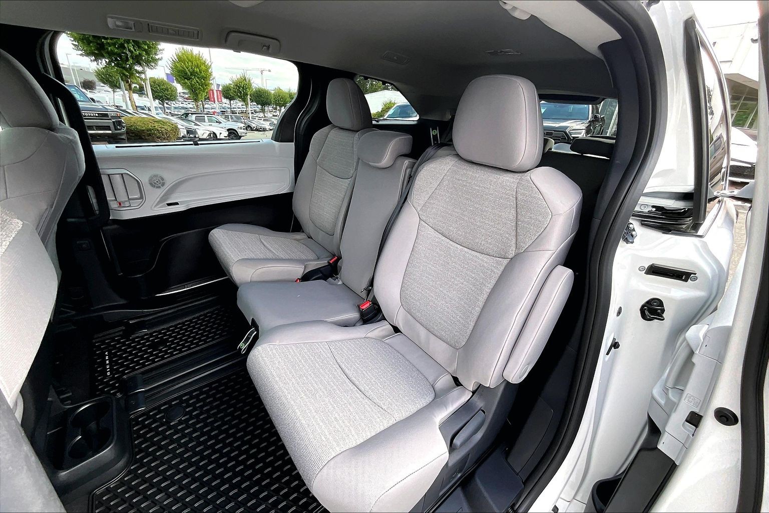2026 Toyota Sienna Hybrid Sienna LE 8-Pass - Thumbnail 9