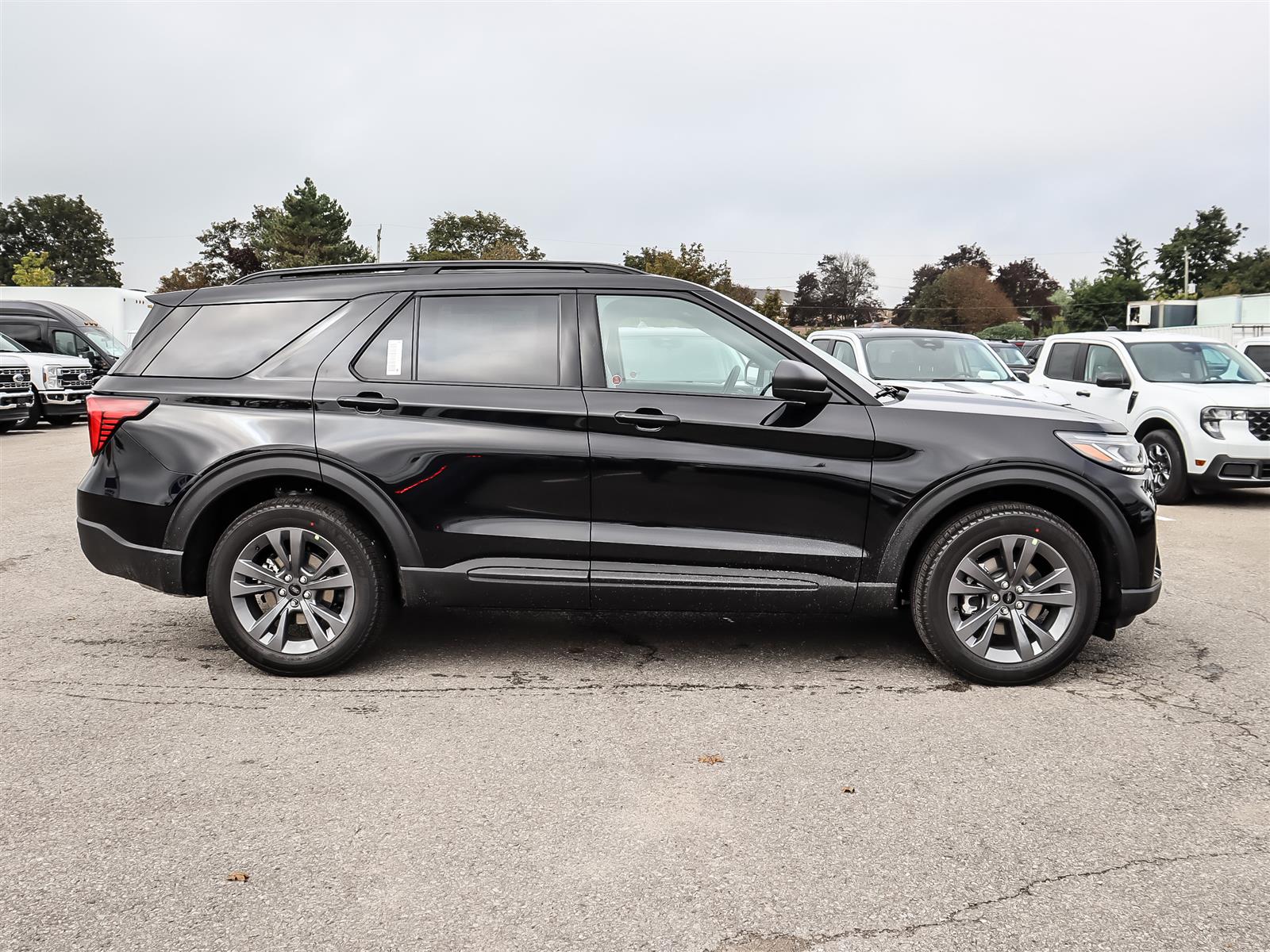 2027 Ford Explorer Active w/200A Pkg 4WD - Thumbnail 4