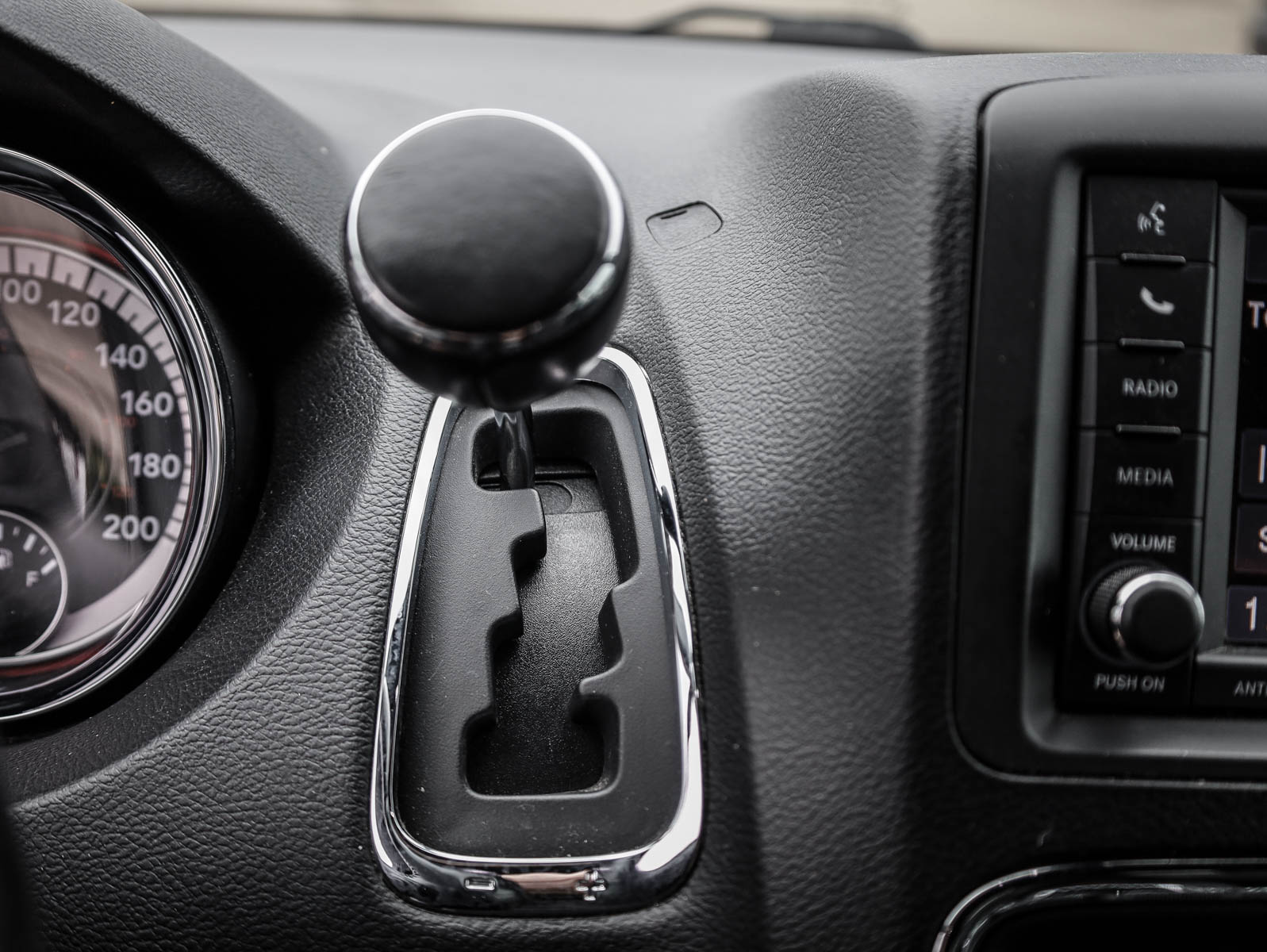 2020 Dodge Grand Caravan Premium Plus - Thumbnail 16